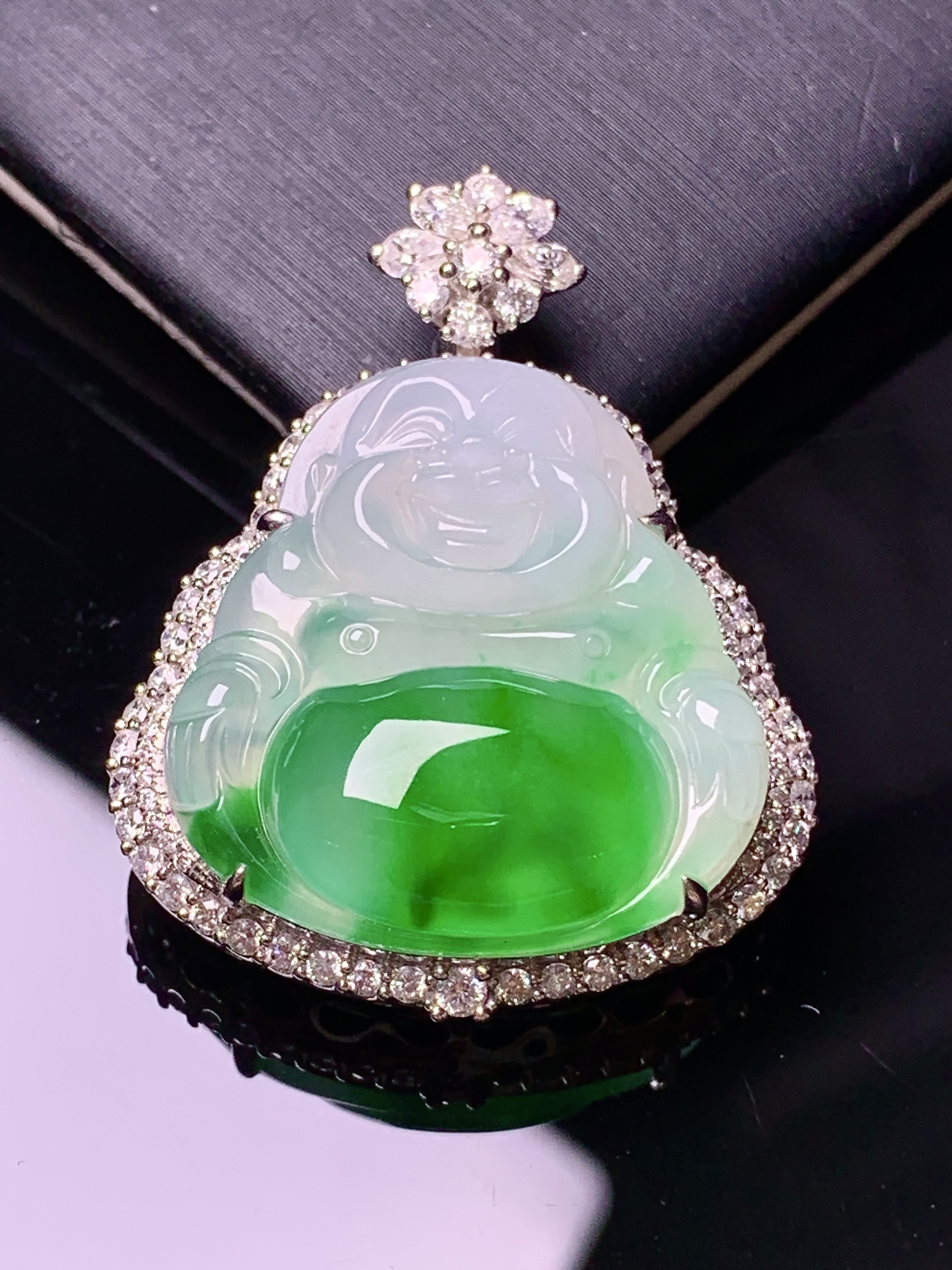 18k金钻镶嵌飘绿佛公吊坠 玉质细腻 色泽艳丽清新 水润亮眼 整体尺寸35*27.5*10.5z1