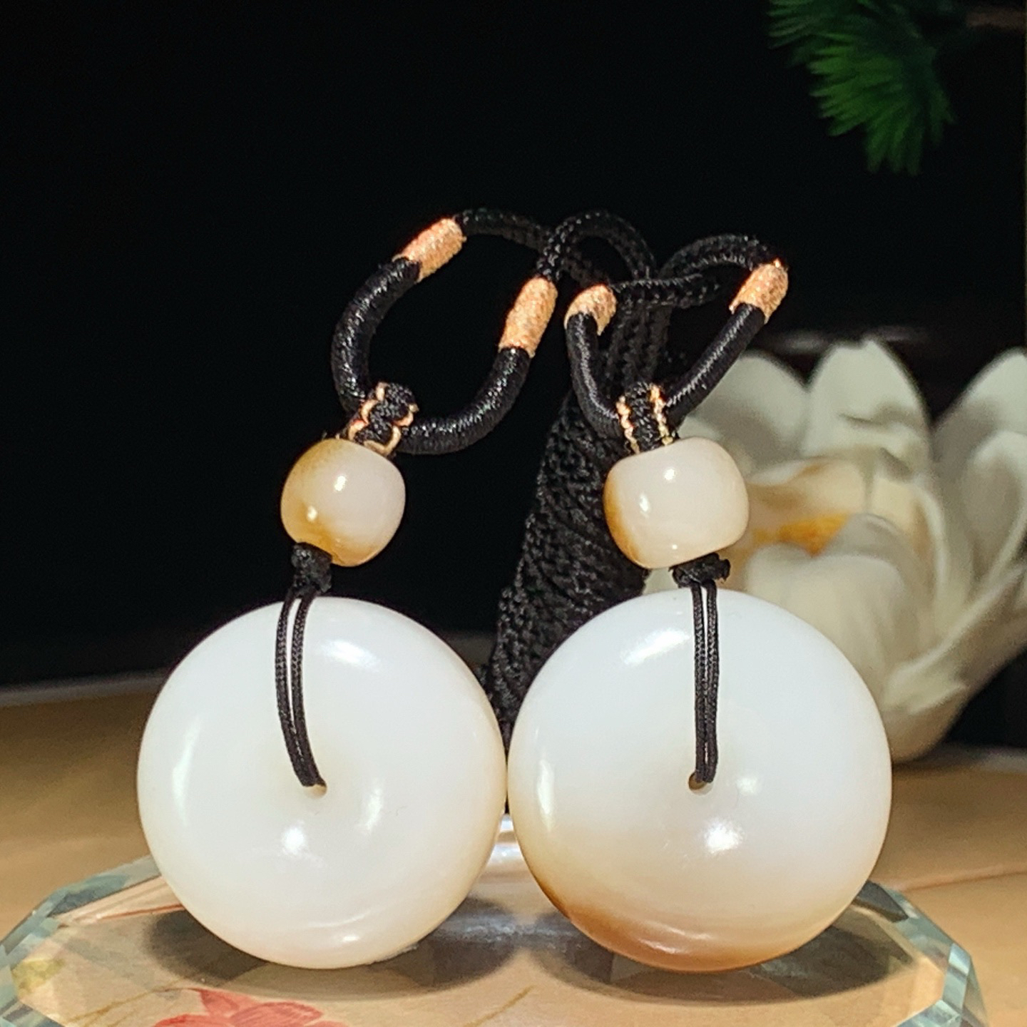 一对新疆和田玉且末糖平安扣挂件 尺寸24/10重31克！玉质细腻油润 底色纯净 脂粉好，品质好。lt260420