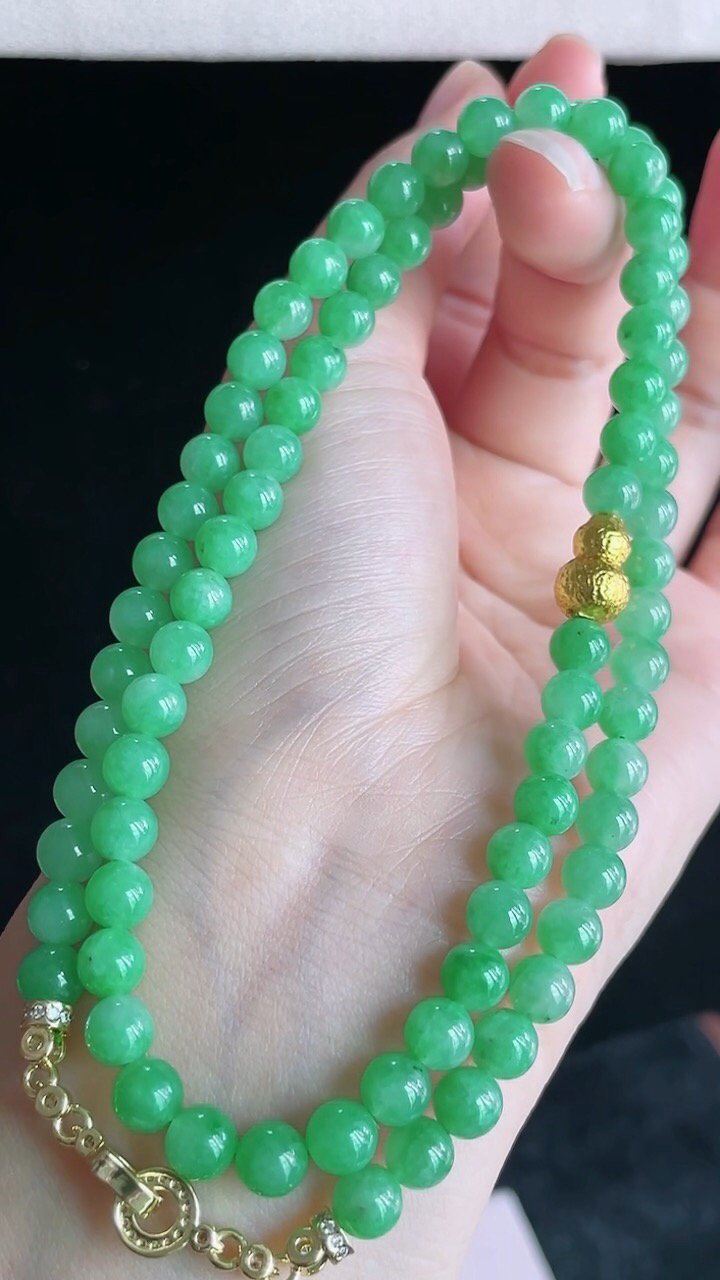 【翡翠名称】老坑种冰满绿圆珠项链
【翡翠尺寸】珠子平均6mm/颗
【翡翠描述】宝贝种老水足，玉质细腻