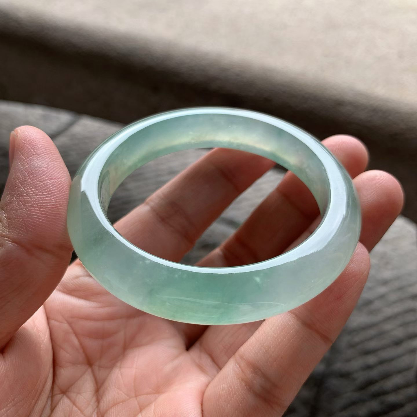 老坑种晴水绿正圈手镯尺寸52.5*11.5*9 老坑种水，通透冰凝，水头十足，如同雨后初晴的湖水，通透感拉满，起莹起胶，整体颜色清新淡雅，温润舒适！