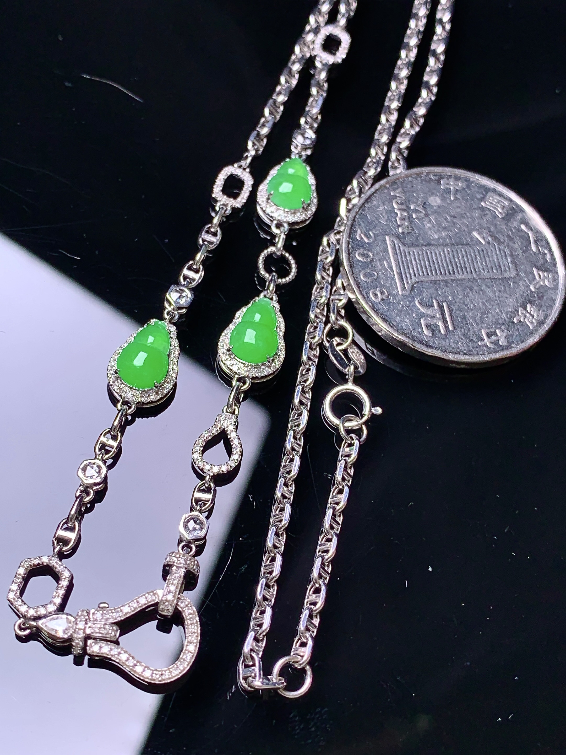 18k金钻镶嵌冰阳绿葫芦多用项链 玉质细腻 色泽艳丽清新 水润亮眼 裸石尺寸7.5*5*2.3j4