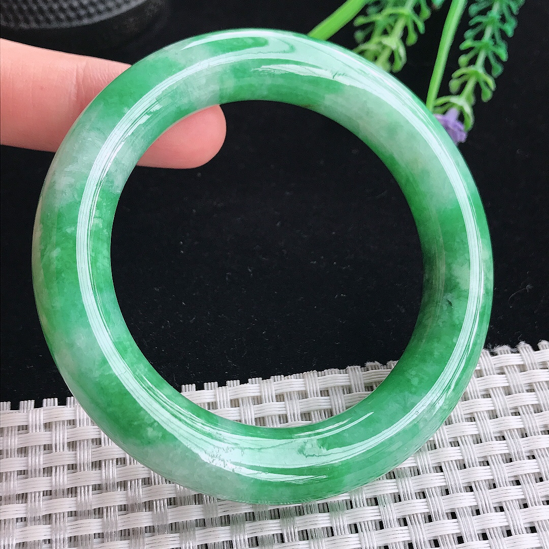 实拍A货翡翠56/12.4/12.1老坑精美温润辣绿满绿圆条手镯翡翠玉镯平安镯