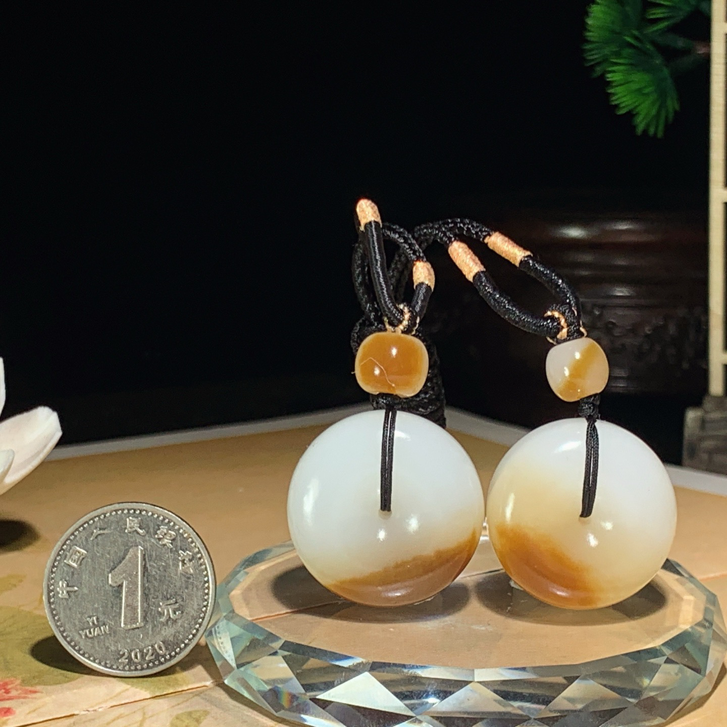 一对新疆和田玉且末糖平安扣挂件 尺寸24/10重31克！玉质细腻油润 底色纯净 脂粉好，品质好。lt260420