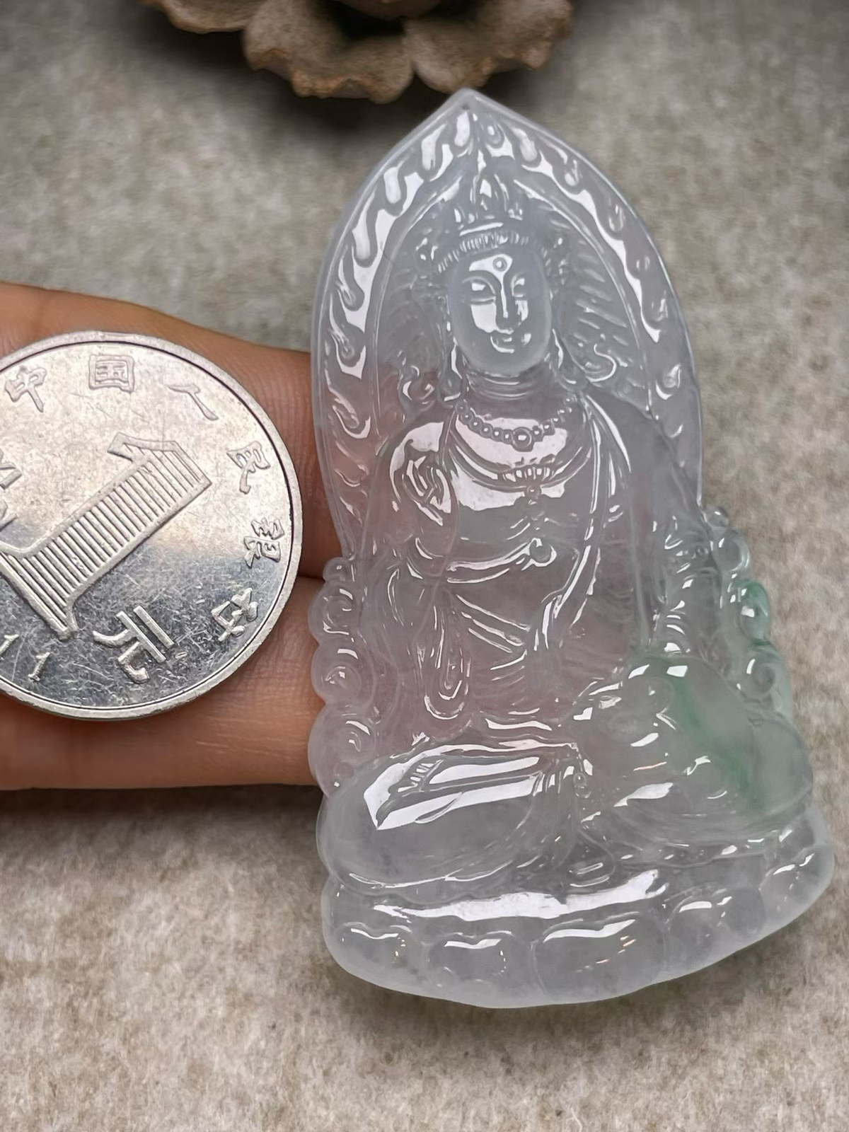 冰种飘绿【观音菩萨】吊坠，种水好，玉质细腻 ，卖相好‘