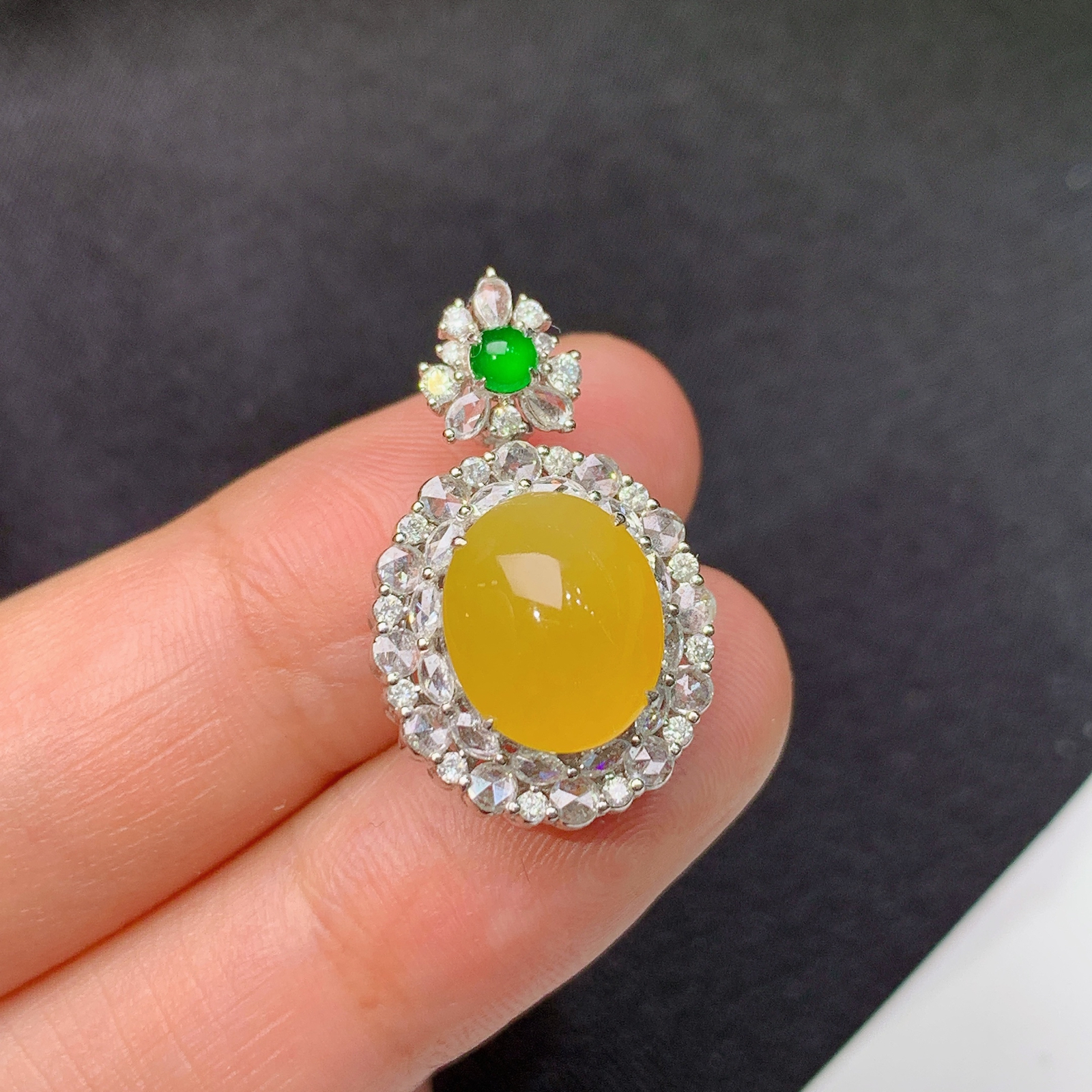 冰黄翡蛋面吊坠，18k金镶嵌，冰润鲜艳，玉质细腻，种水足，Ych 尺寸23.9*14.5*10.9