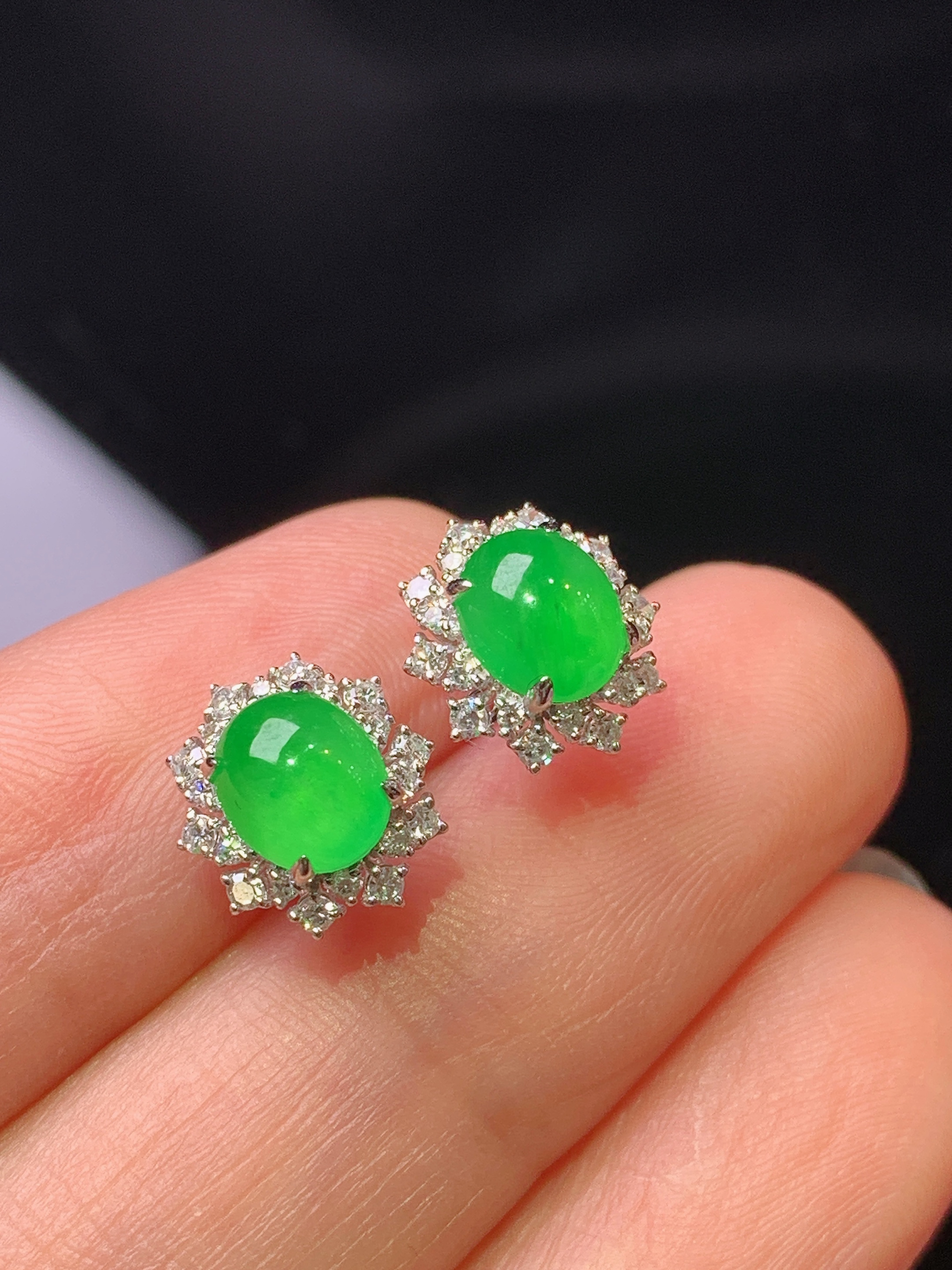 18k金钻镶嵌冰阳绿蛋面耳钉 玉质细腻 色泽艳丽清新 水润亮眼 整体尺寸10*9.3*6.3h1