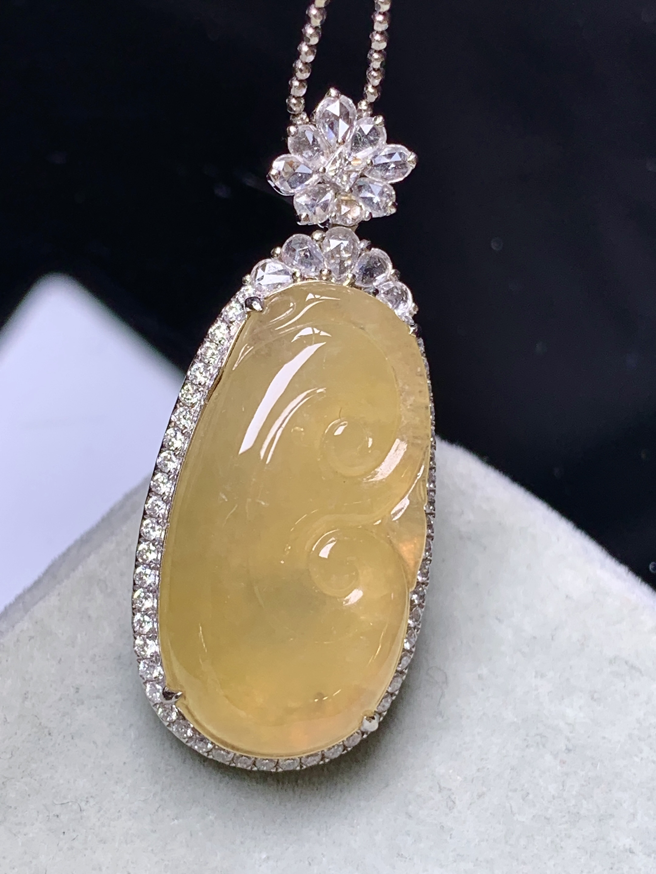 18k金钻镶嵌黄翡如意吊坠 玉质细腻 色泽艳丽清新 水润亮眼 整体尺寸35.3*15.5*8.3m5