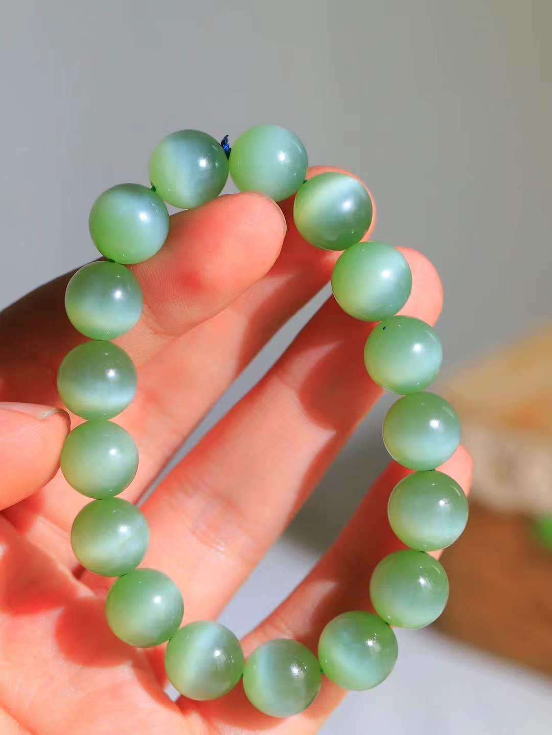 （猫眼手串）

收藏级和田玉碧玉猫眼圆珠手串 质地温润灵动 猫眼儿般的光中，有波光潋滟，也有梦幻清韵。行走于市井的喧嚣，相顾不言，便得清欢。重45.5克 尺寸取一12mm FDL-85472088