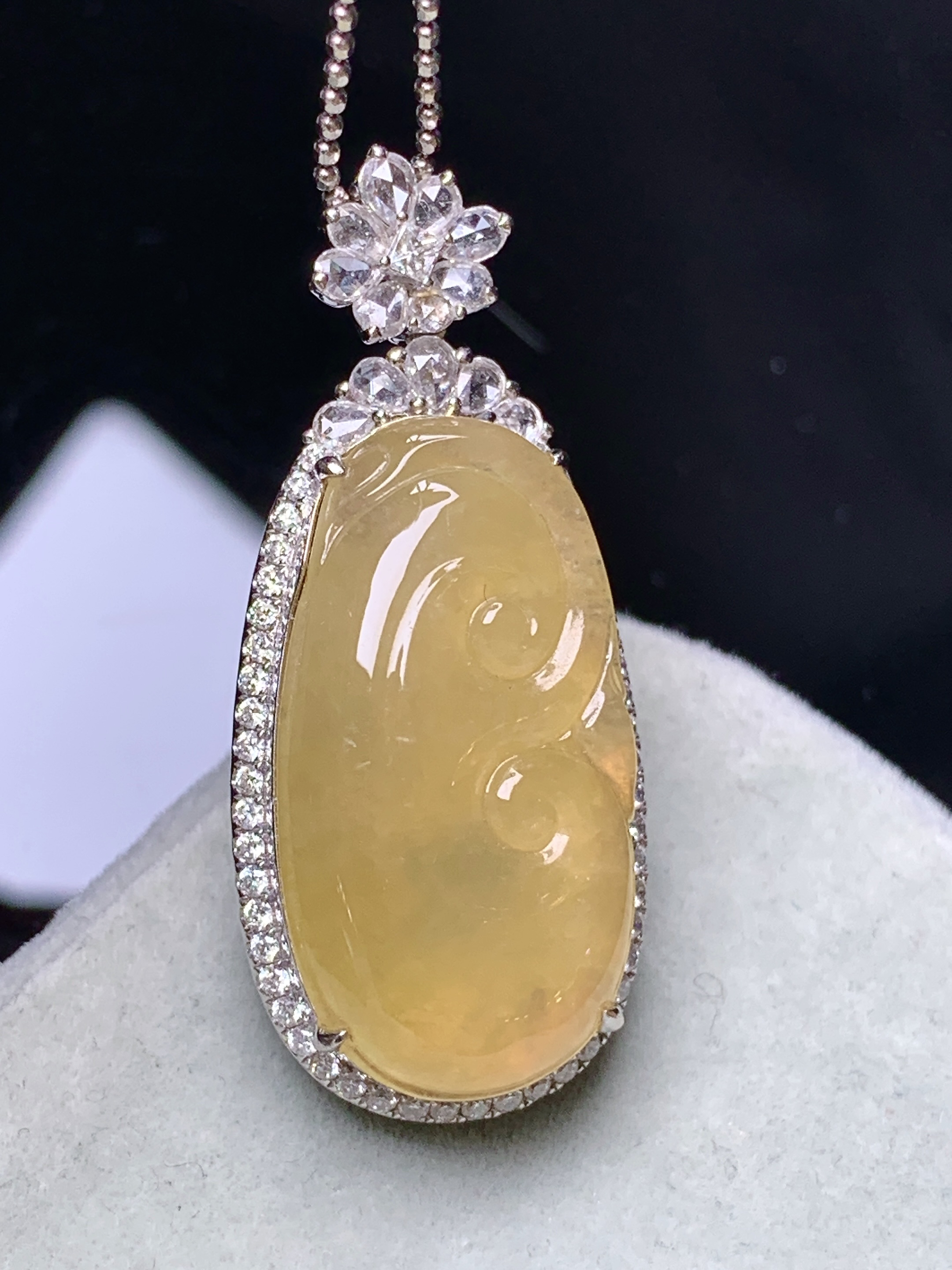 18k金钻镶嵌黄翡如意吊坠 玉质细腻 色泽艳丽清新 水润亮眼 整体尺寸35.3*15.5*8.3m5