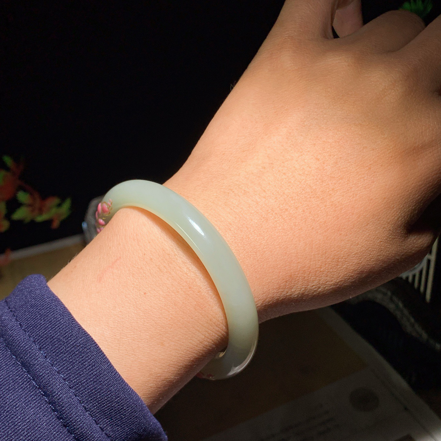 56圈口和田玉大漆清水花开富贵手镯 56圈口条宽9厚8重35.5克。玉质细腻油润。手推出油。佩戴高端典雅。lt260418