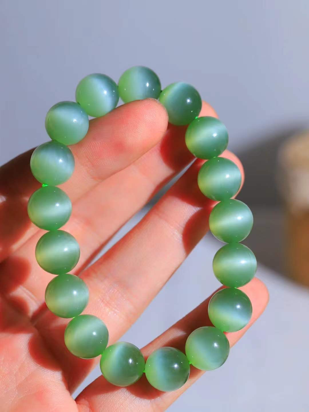 （猫眼手串）

收藏级臻品和田玉碧玉猫眼圆珠手串 质地温润灵动 猫眼儿般的光中，有波光潋滟，也有梦幻清韵。行走于市井的喧嚣，相顾不言，便得清欢。重46.5克 尺寸取一12mmFDT-23402053