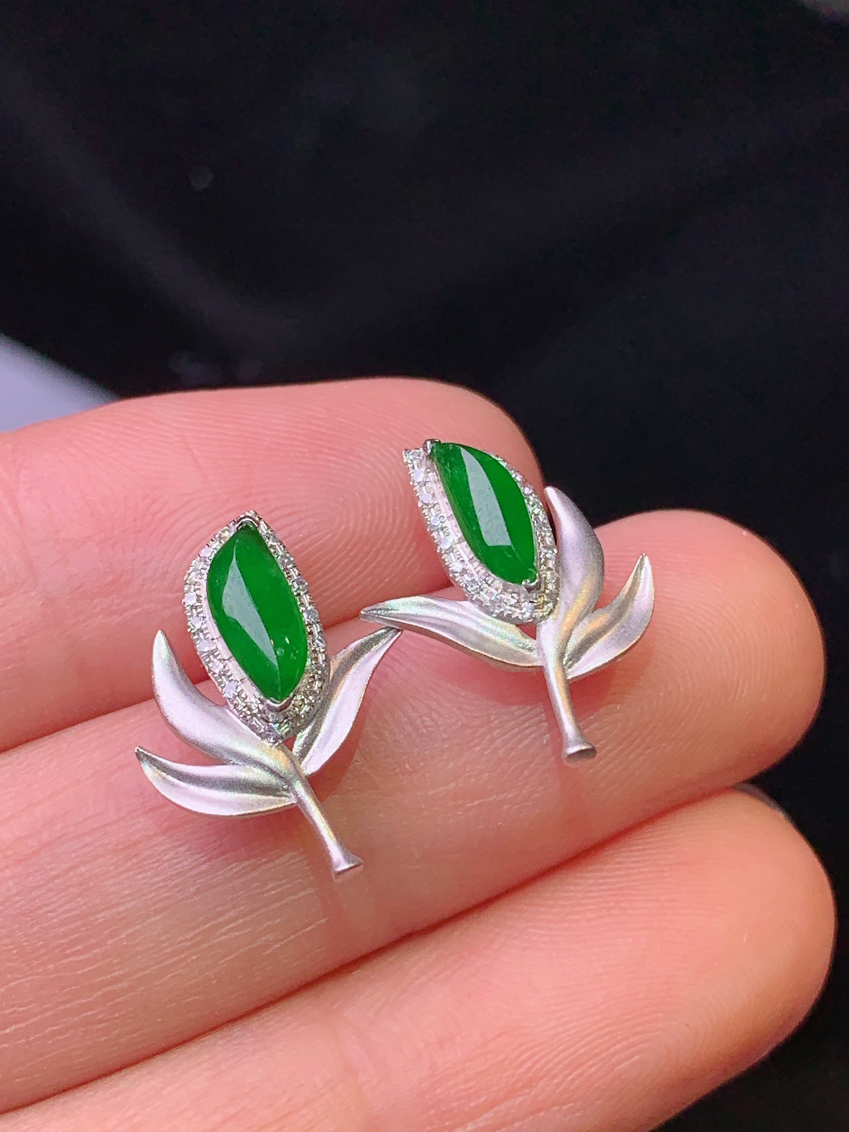 18k金镶嵌满绿随形耳钉 玉质细腻 色泽清新艳丽 整体尺寸16*10.5*2.6