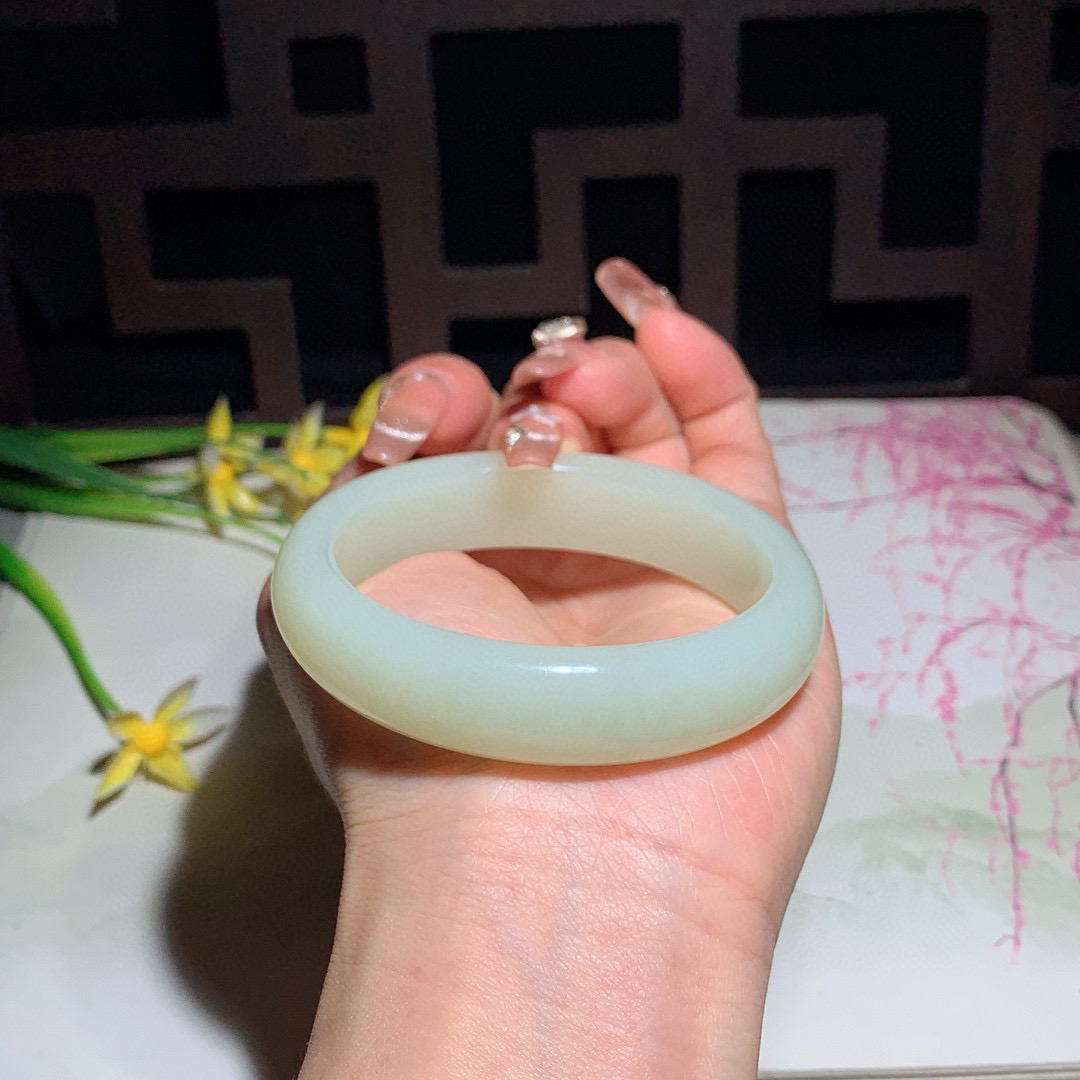 和田玉51.5圈口黄口料宽条贵妃手镯！圈口56/45.5玉质细腻油润 底色纯净 无裂无杂 脂粉好，品
