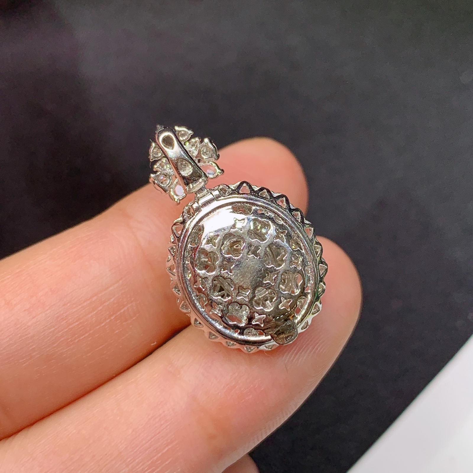 冰黄翡蛋面吊坠，18k金镶嵌，冰润鲜艳，玉质细腻，种水足，Ych 尺寸23.9*14.5*10.9