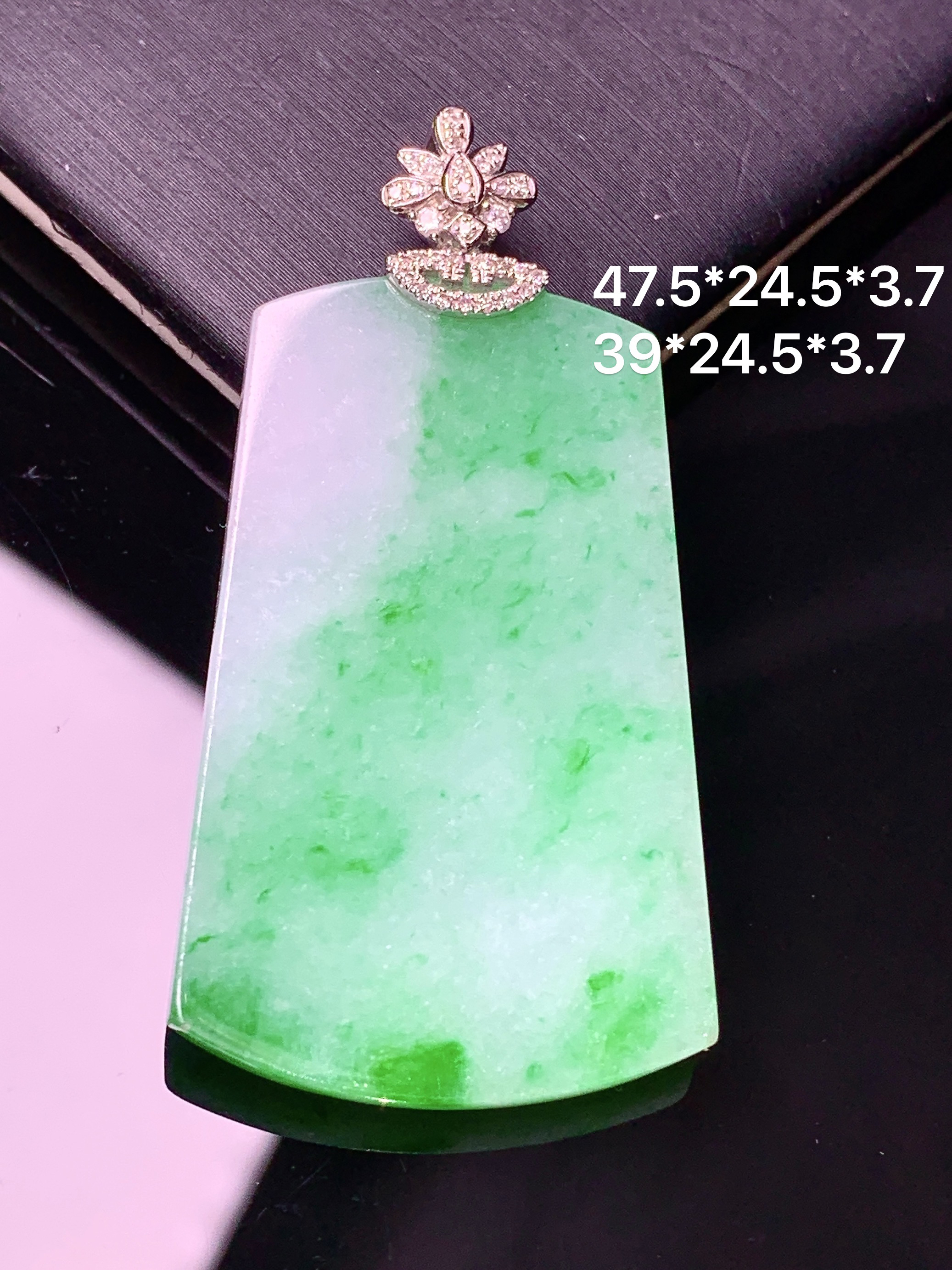 18k金钻镶嵌飘阳绿无事牌吊坠 玉质细腻 色泽艳丽清新 水润亮眼 整体尺寸47.5*24.5*3.7z1