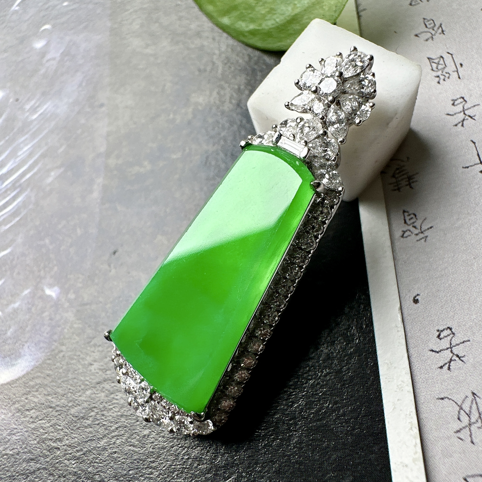 【冰种满绿无事牌】种水上乘，通透闪亮，晶莹剔透。收藏品质，18K金钻镶嵌，裸石尺寸22*11.6*2.6毫米。