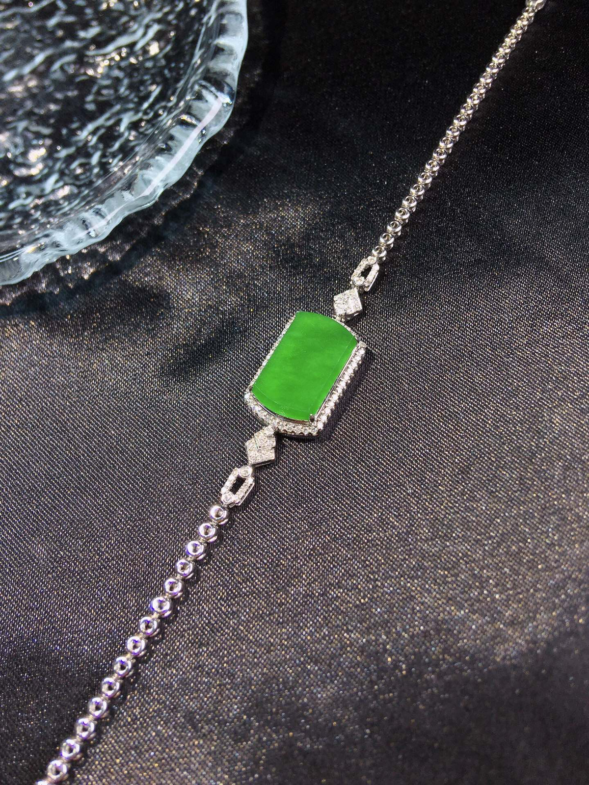 缅甸翡翠，满绿无事牌手链
18K金镶嵌钻石D15