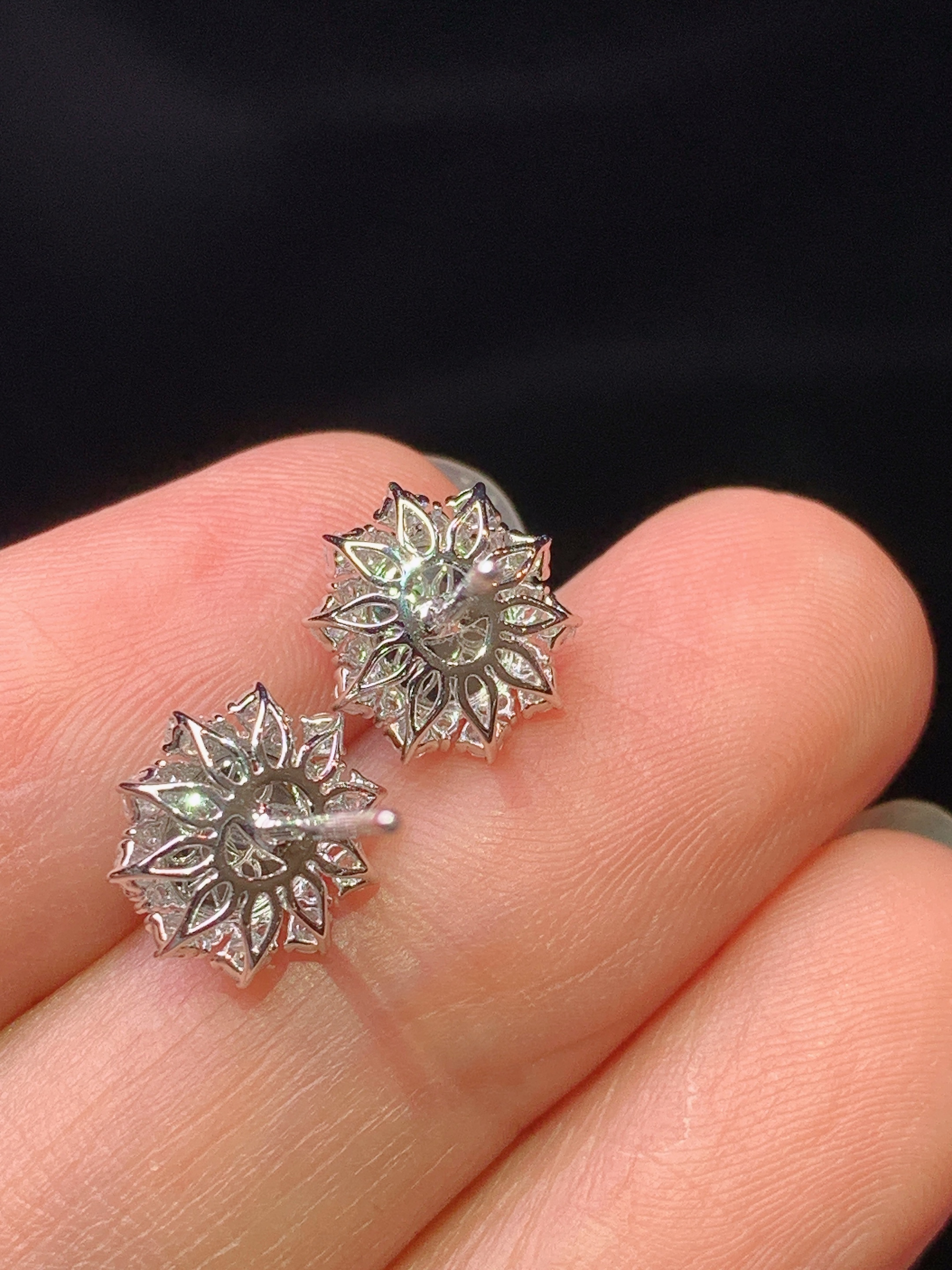 18k金钻镶嵌冰阳绿蛋面耳钉 玉质细腻 色泽艳丽清新 水润亮眼 整体尺寸10*9.3*6.3h1