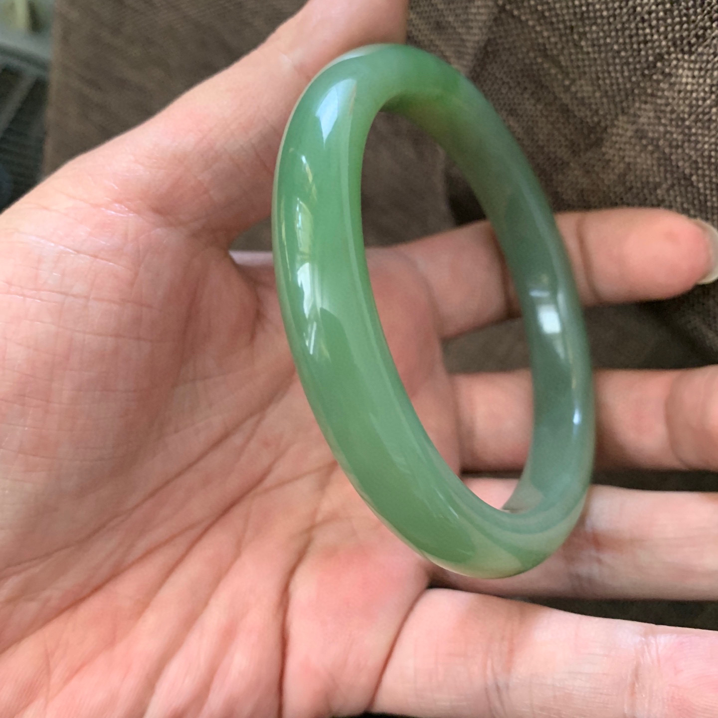 和田玉63圈口翠青手镯手镯！新疆翠手镯，玉质细腻油润 底色纯净 无裂无杂 脂粉好，品质高