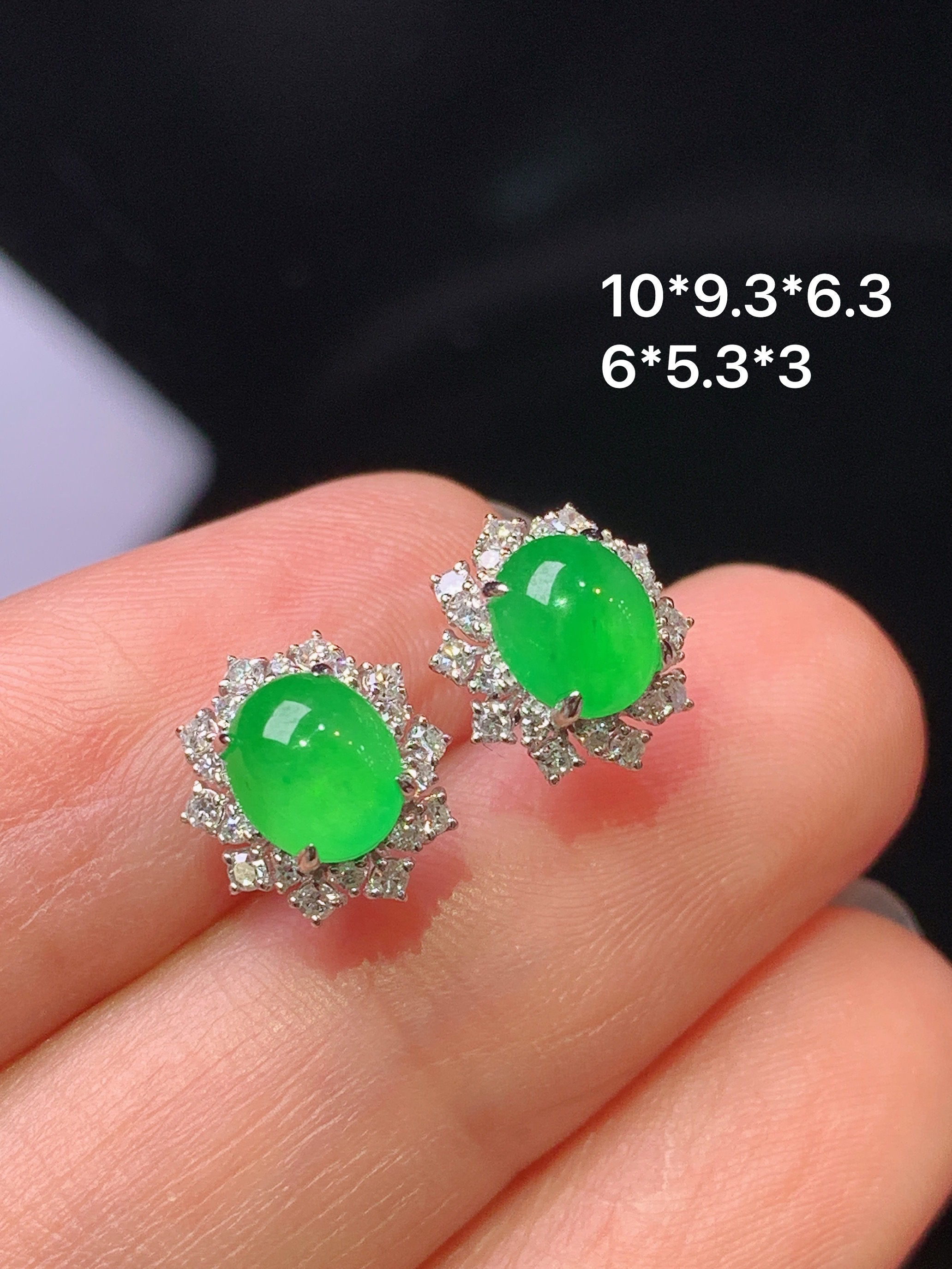 18k金钻镶嵌冰阳绿蛋面耳钉 玉质细腻 色泽艳丽清新 水润亮眼 整体尺寸10*9.3*6.3h1