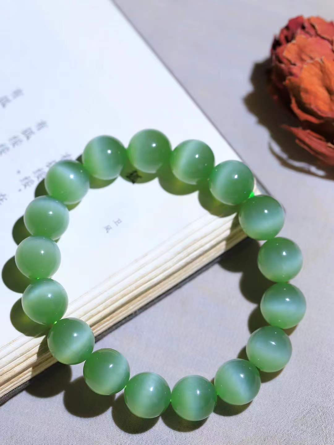 （猫眼手串）

收藏级臻品和田玉碧玉猫眼圆珠手串 质地温润灵动 猫眼儿般的光中，有波光潋滟，也有梦幻清韵。行走于市井的喧嚣，相顾不言，便得清欢。重46.5克 尺寸取一12mmFDT-23402053