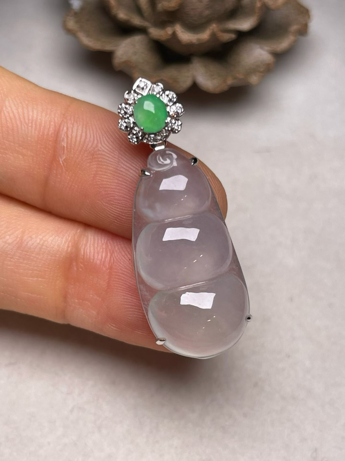 冰种福豆吊坠、真金真钻镶嵌，种水好，玉质细腻 .裸石尺寸 25.5*12.8