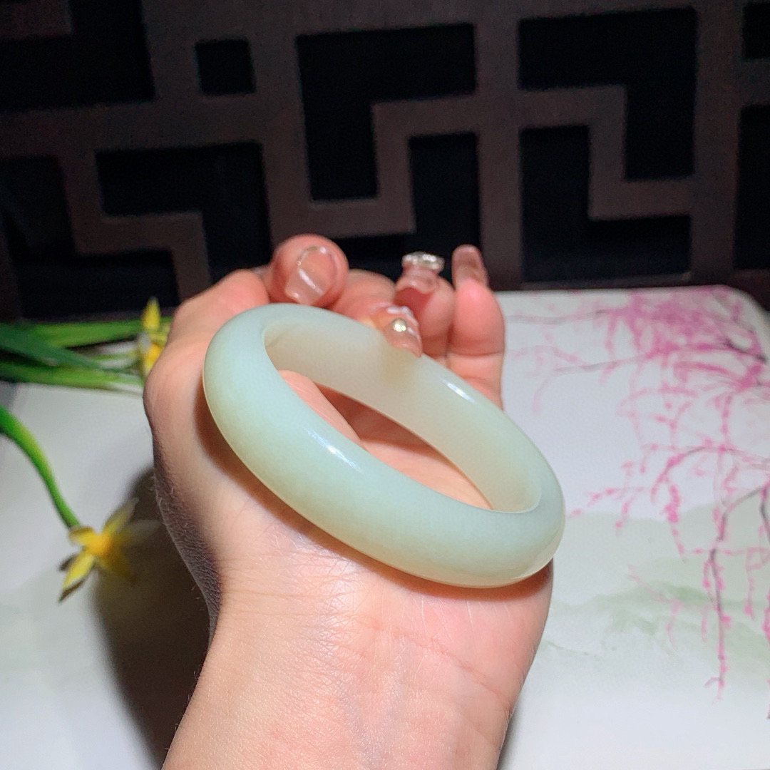 和田玉51.5圈口黄口料宽条贵妃手镯！圈口56/45.5玉质细腻油润 底色纯净 无裂无杂 脂粉好，品质好！