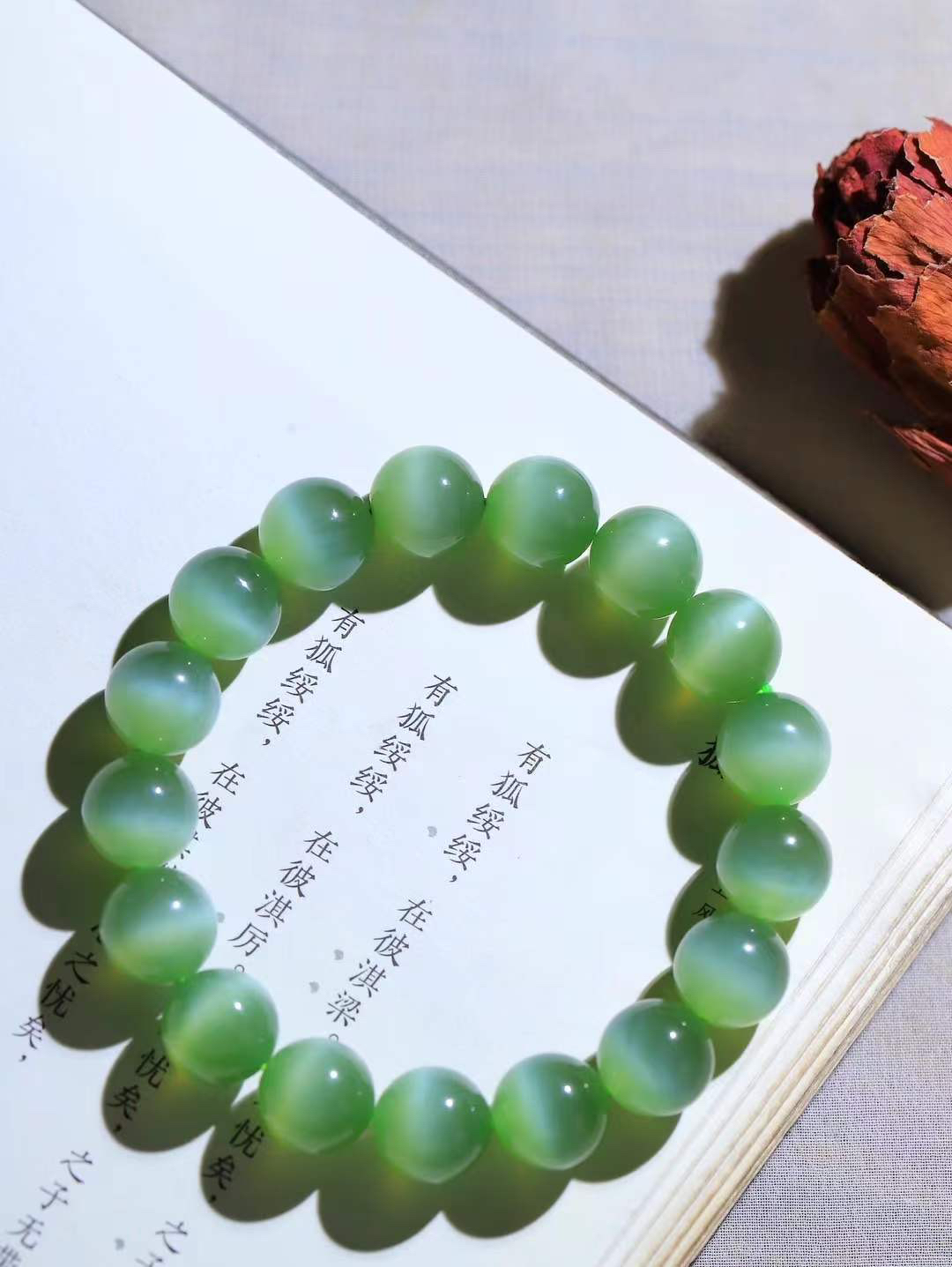 （猫眼手串）

收藏级臻品和田玉碧玉猫眼圆珠手串 质地温润灵动 猫眼儿般的光中，有波光潋滟，也有梦幻清韵。行走于市井的喧嚣，相顾不言，便得清欢。重46.5克 尺寸取一12mmFDT-23402053