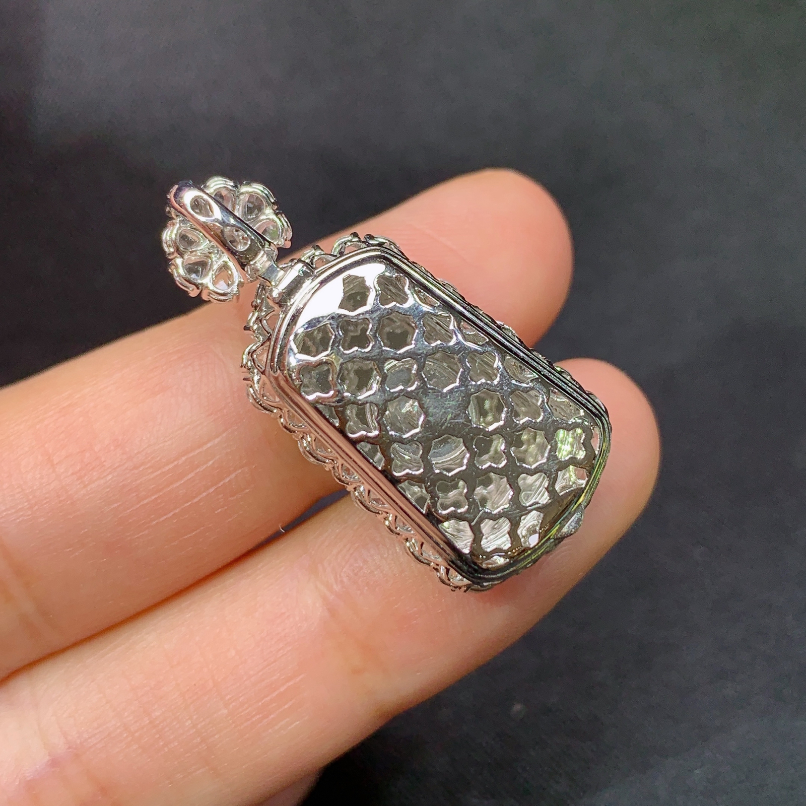 冰阳绿无事牌吊坠，18k金镶嵌，冰润色阳，玉质细腻，种水足，Yt 尺寸30.1*14.1*8.8