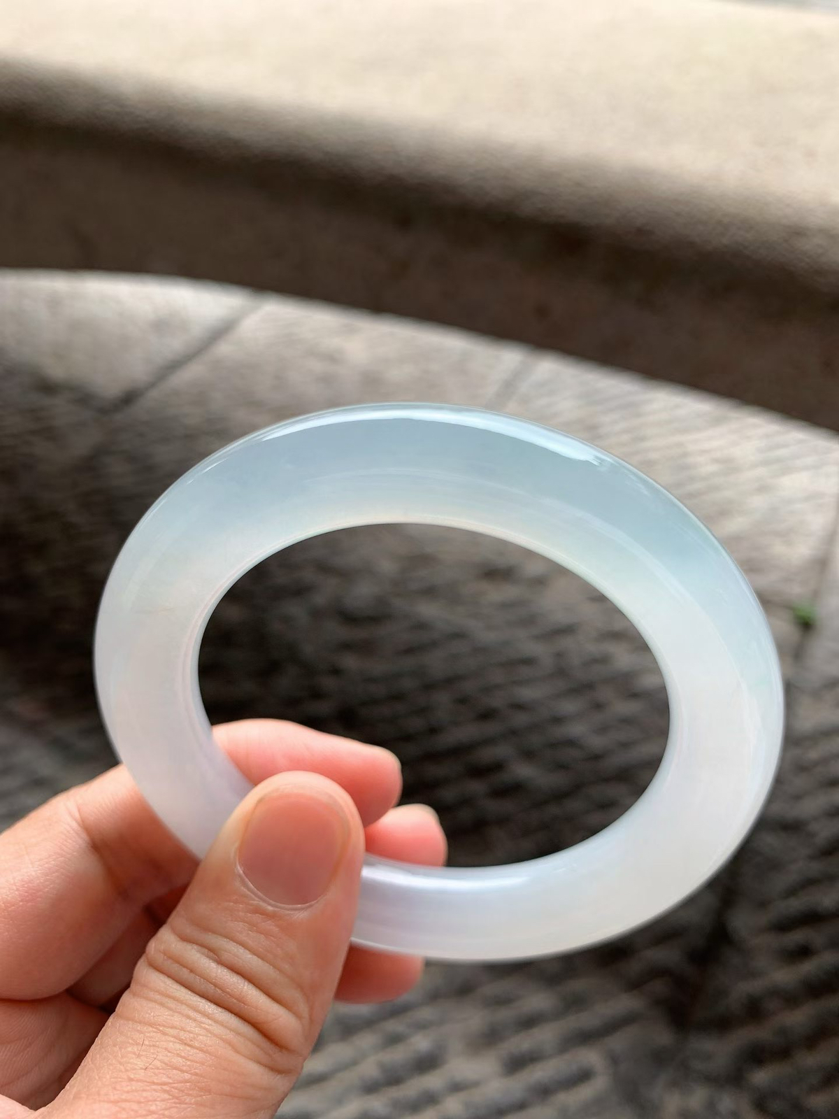 飘绿丝圆条手镯尺寸54.5*11*11.5 老种肉细，版型圆润厚实，冰莹透亮水足，满满的胶感，飘丝