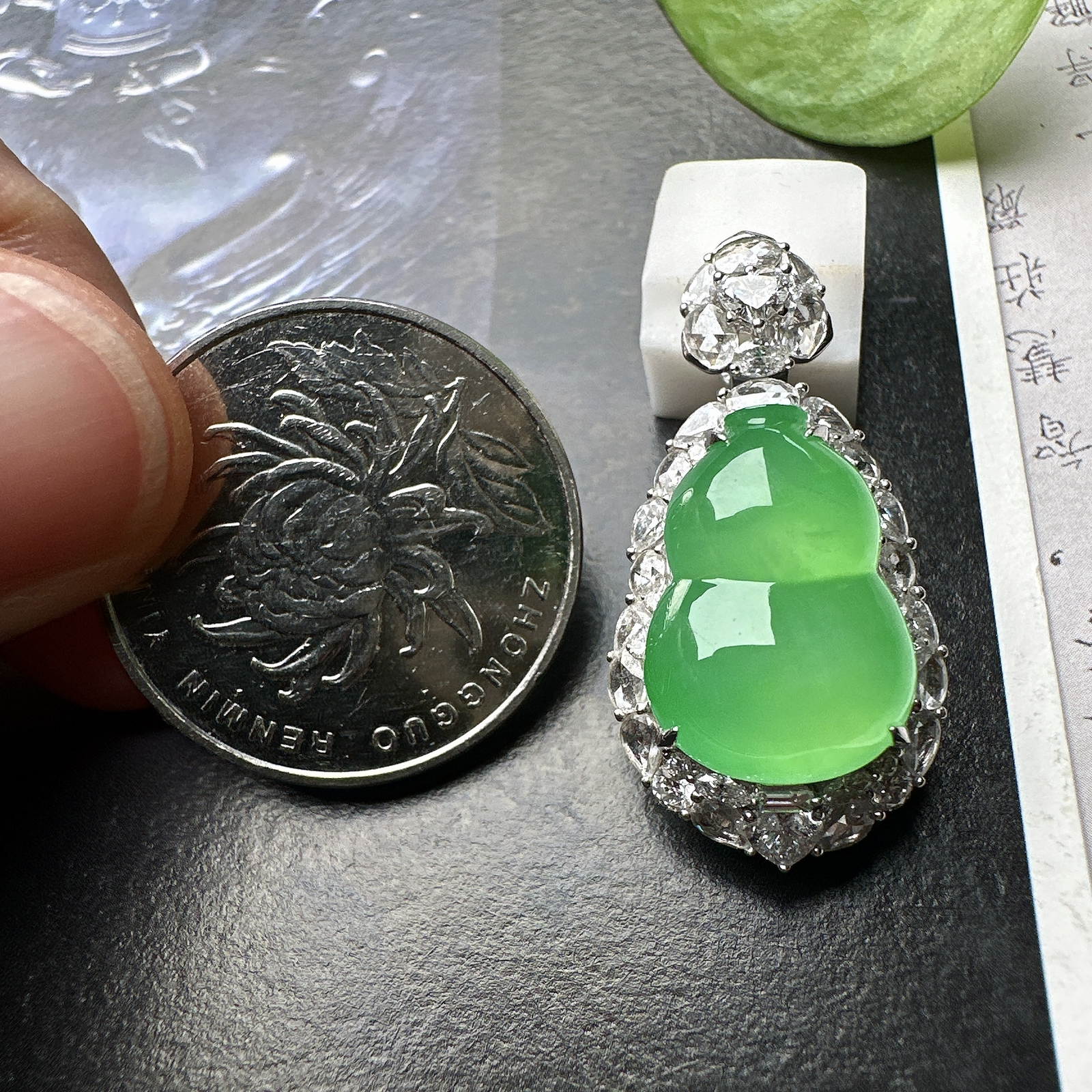 【冰种满绿葫芦吊坠】质地细腻，冰润起光，胶感强烈，冰感明显，18K金钻精美镶嵌，裸石尺寸16.3*11.6*5.5毫米