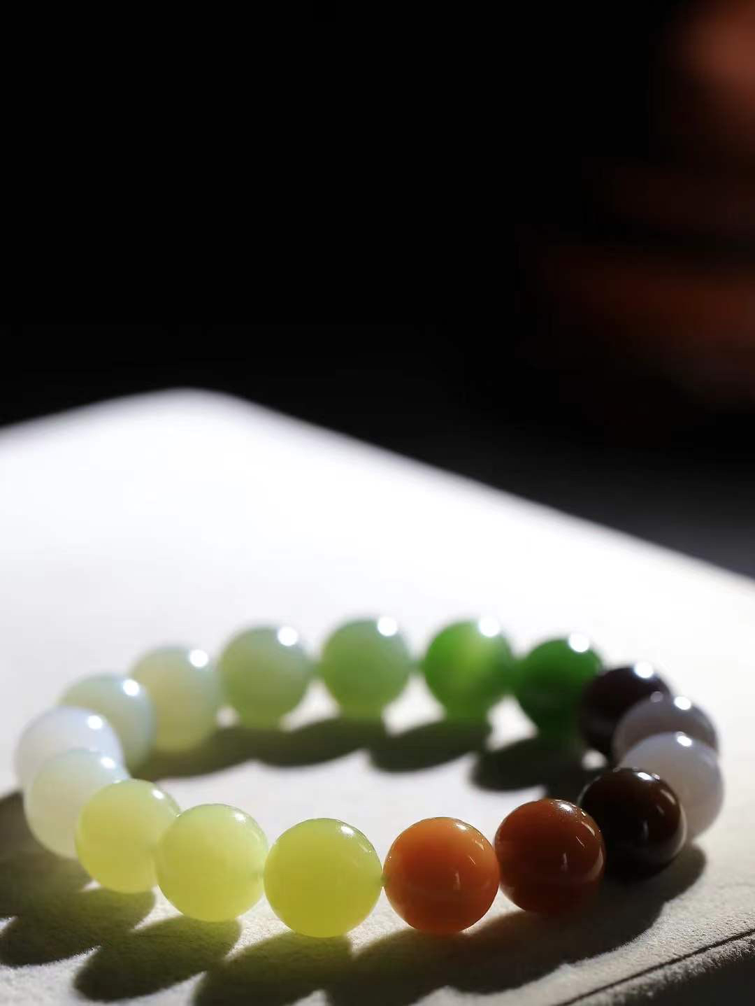 【多宝手串】

货头精选 和田玉多宝手串，每一颗玉石都凝聚自然的灵气与岁月的沉淀，寓意福禄寿喜，守护您的平安与幸福。佩戴它，感受千年玉文化的温润与优雅。重46.2克  尺寸取一12mm  78402054L