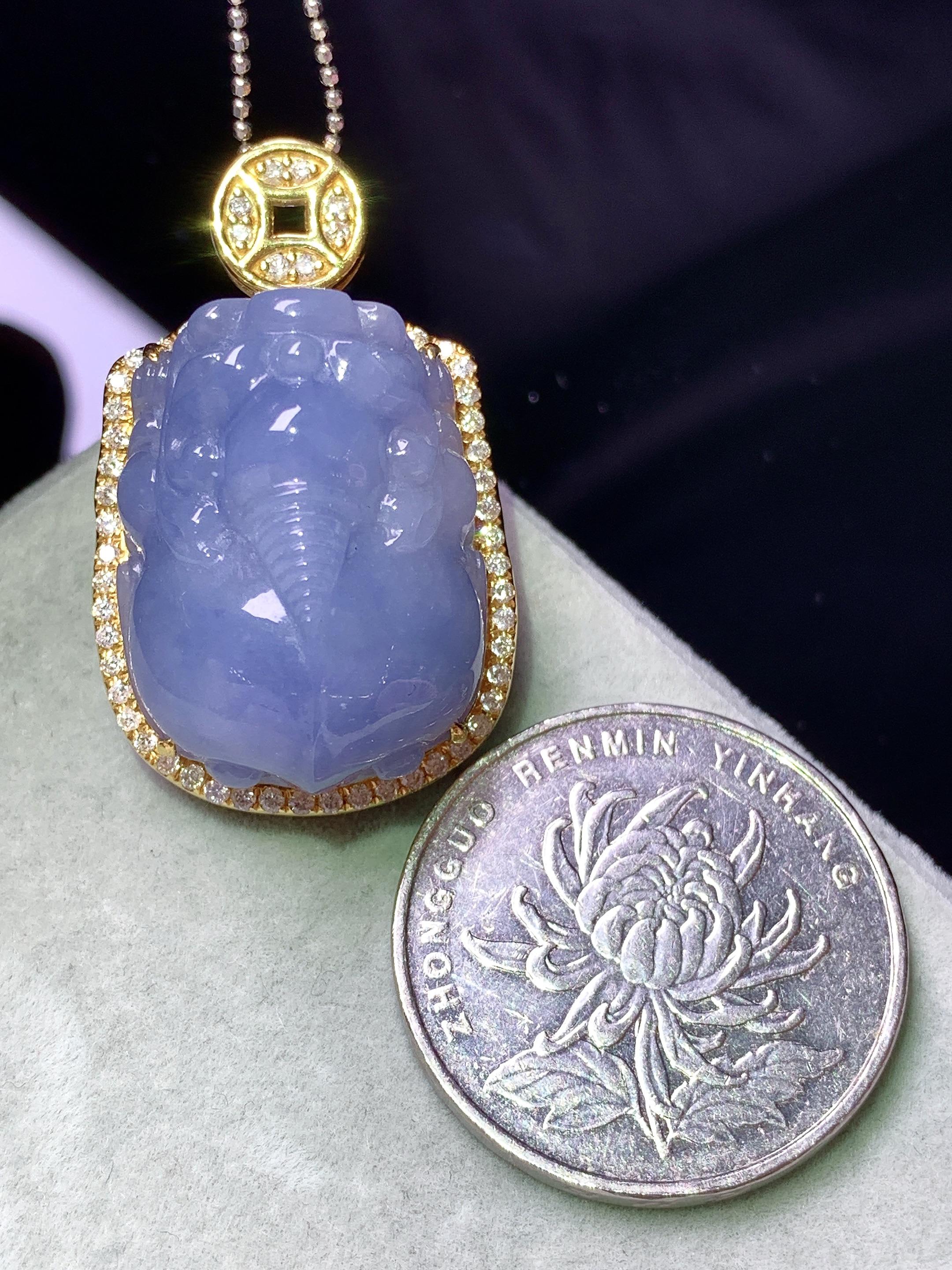 18k金钻镶嵌紫罗兰貔貅吊坠 玉质细腻 色泽艳丽清新 水润亮眼 整体尺寸33.5*20.5*13.8z1