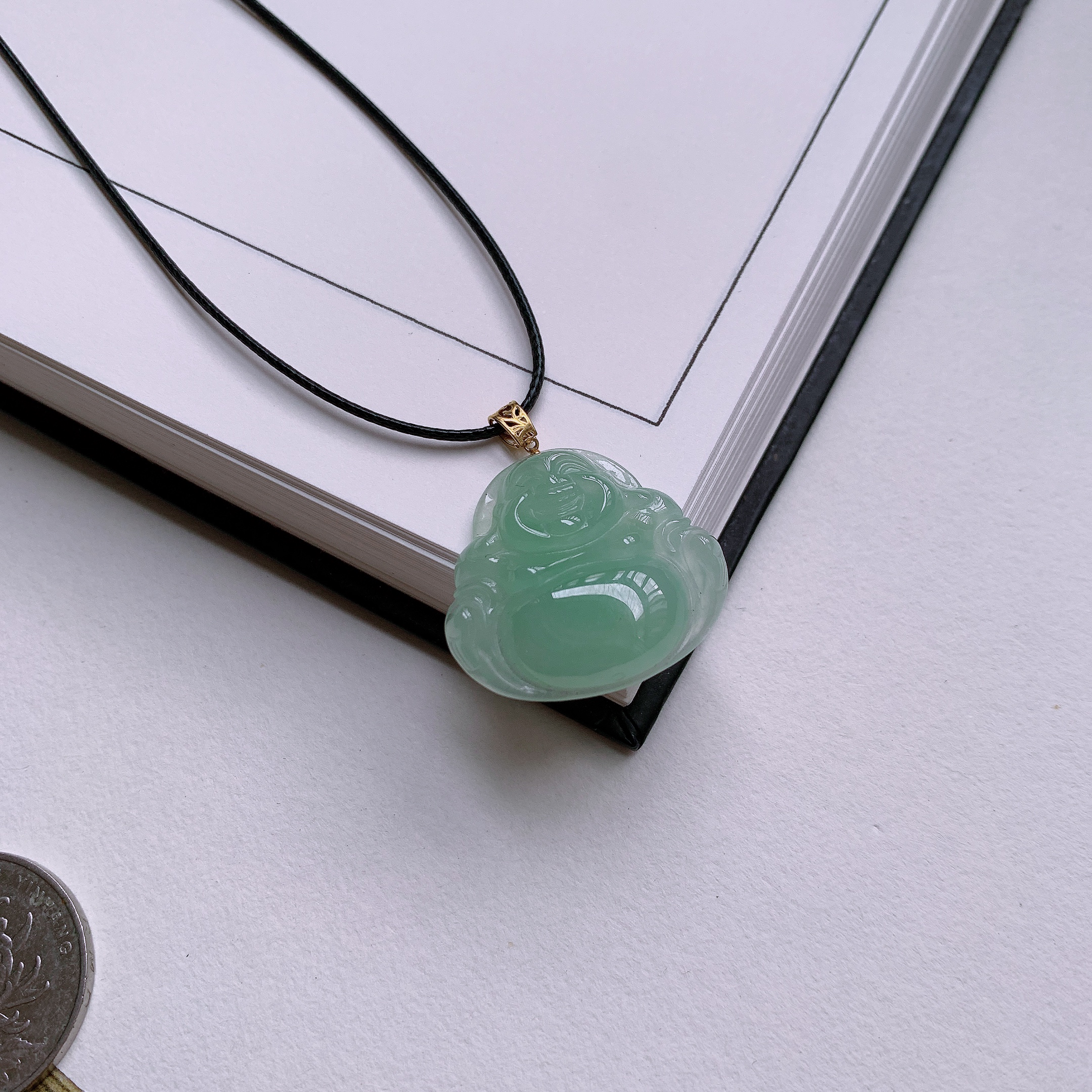 天然A货翡翠18K金镶嵌甜绿大肚佛公吊坠 
尺寸32-28-5.5mm 重量5.89g