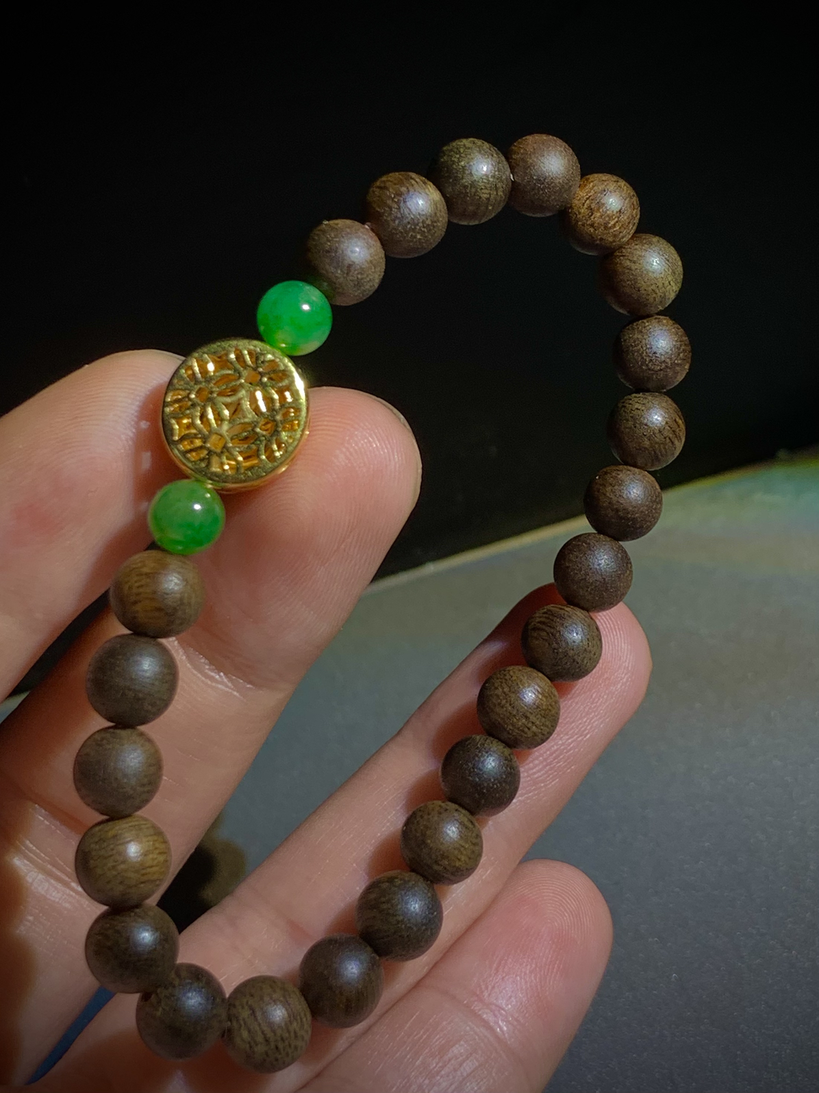 手链手串，翡翠绿蛋面裸石约9.2-8.6-4mm，
整体12.5-11.5-8.8mm，18K金，南非钻，
两粒翡翠绿珠，23粒沉香木珠7.2mm