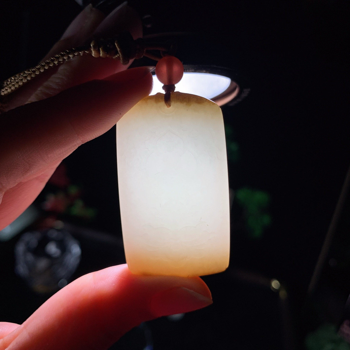 新疆和田玉且末糖座莲观音挂件 尺寸46/27/12重38克！玉质细腻油润 底色纯净 脂粉好，品质好。lt260420