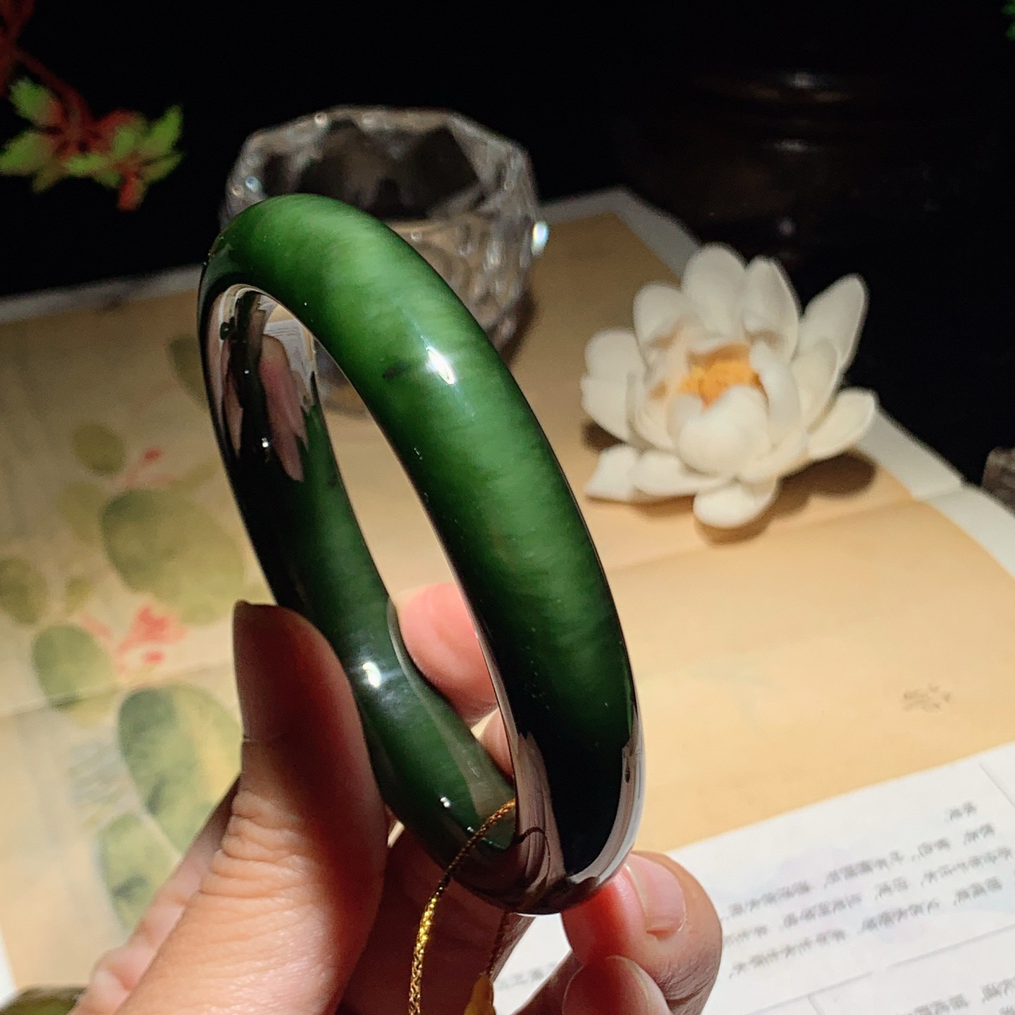 58圈口和田玉菠菜绿俄罗斯碧玉猫眼手镯 58圈口条宽12厚9重56克。玉质细腻油润。手推出油。佩戴高端典雅。lt260418