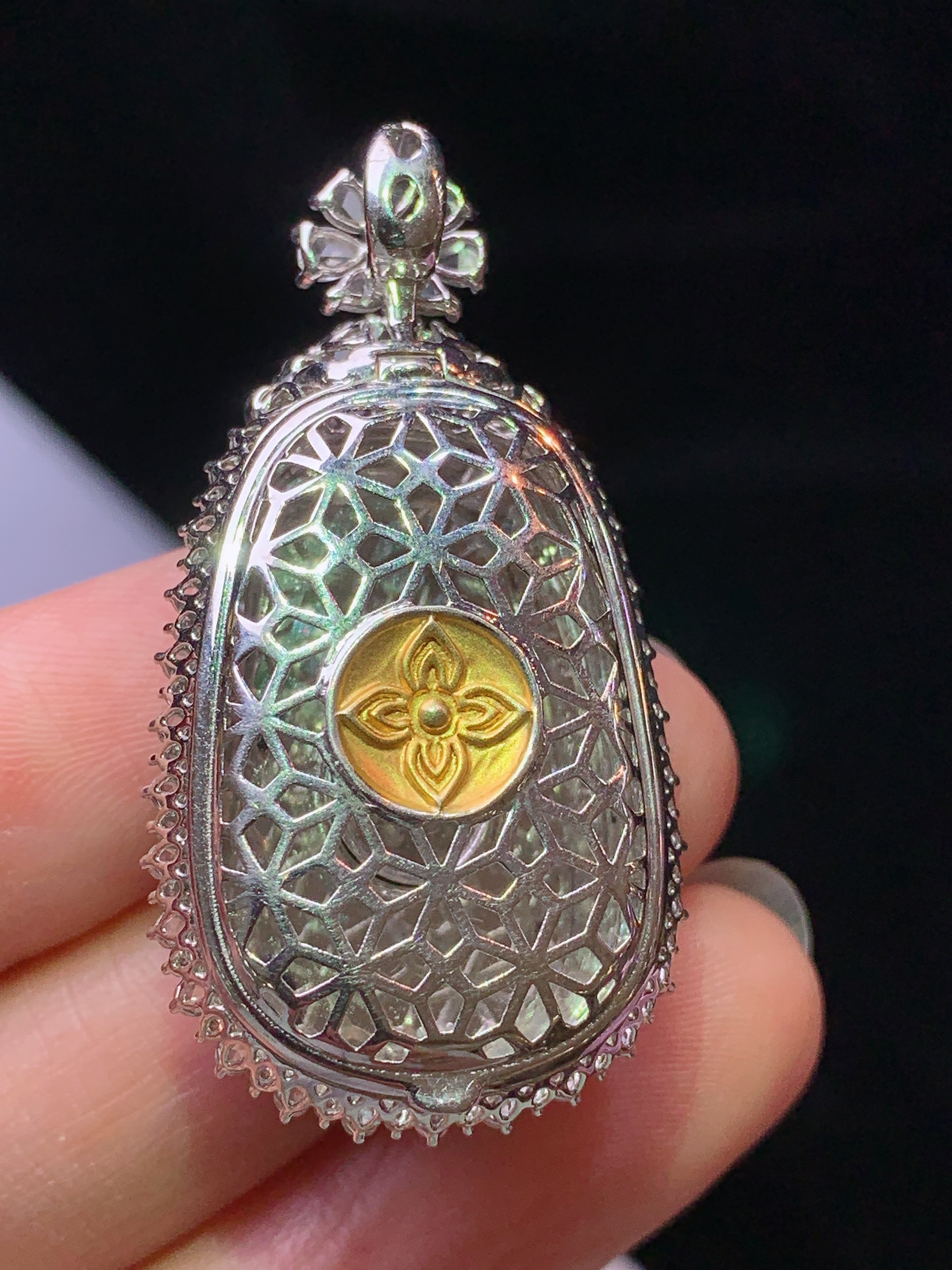 18k金钻镶嵌阳绿如意吊坠 玉质细腻 色泽艳丽清新 水润亮眼 整体尺寸42*22.3*10.5x9