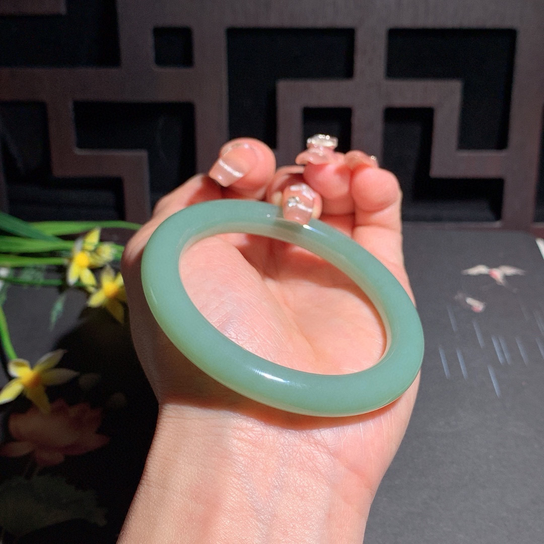 天蓝色，和田玉55圈口且末蓝圆条手镯！玉质细腻油润 底色纯净 无裂无杂 脂粉好，品质高。