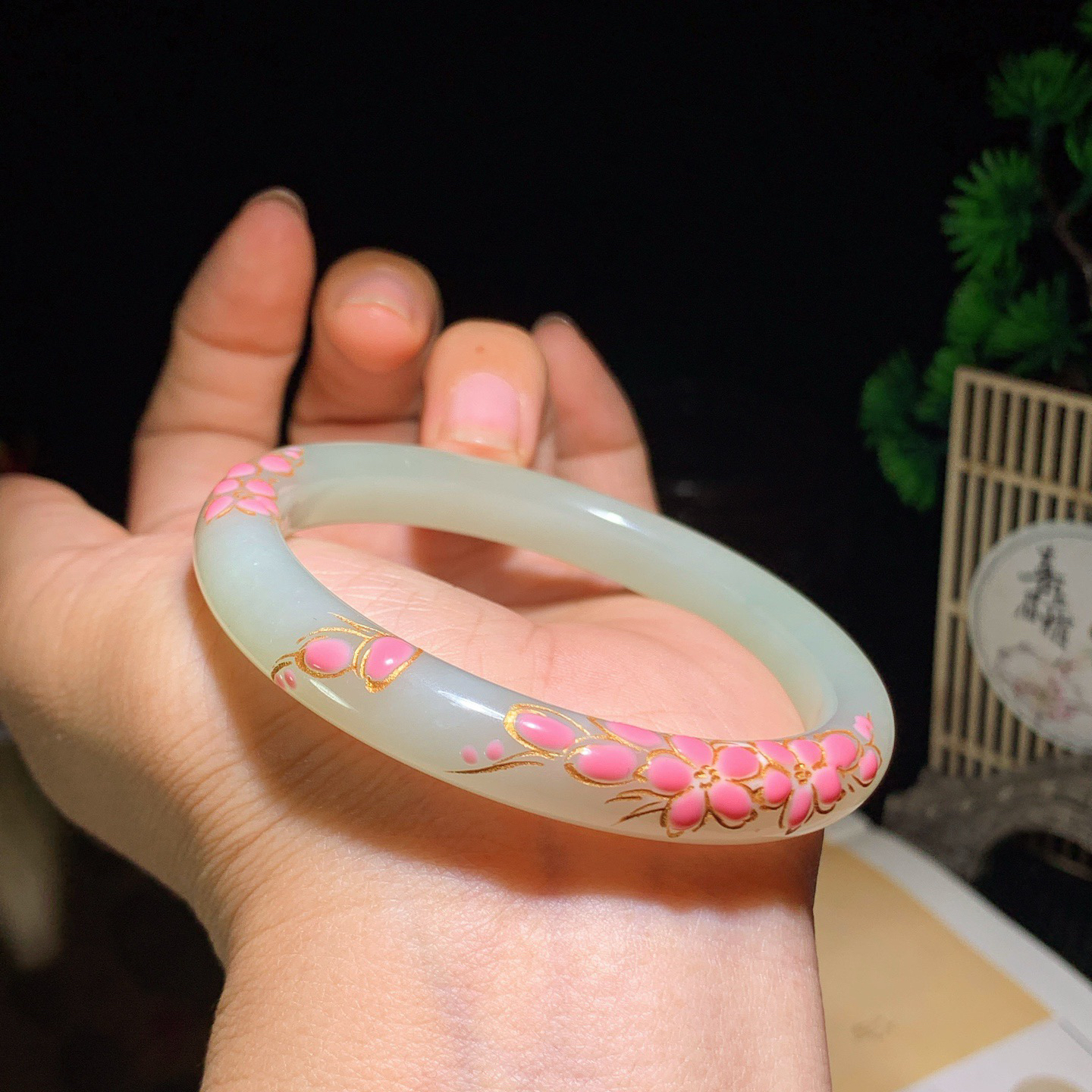 56圈口和田玉大漆清水花开富贵手镯 56圈口条宽9厚8重35.5克。玉质细腻油润。手推出油。佩戴高端典雅。lt260418