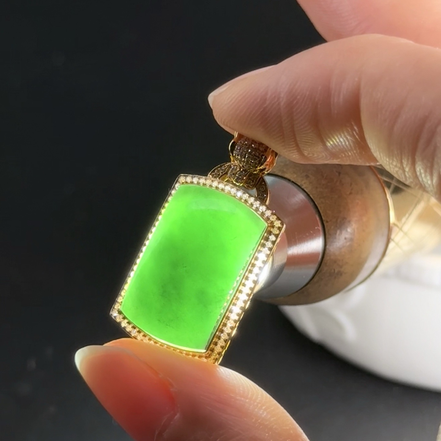 精品18k墨翠马鞍吊坠 种好色正 黑度好 打灯通透 油性十足  尺寸28.7