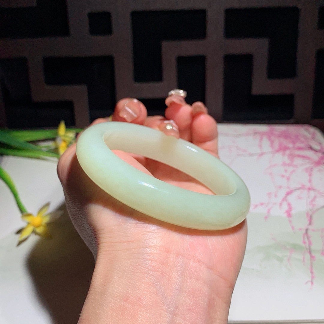 和田玉54圈口黄口料宽条贵妃手镯，内径58/47玉质细腻油润 底色纯净 无裂无杂 脂粉好，品质好