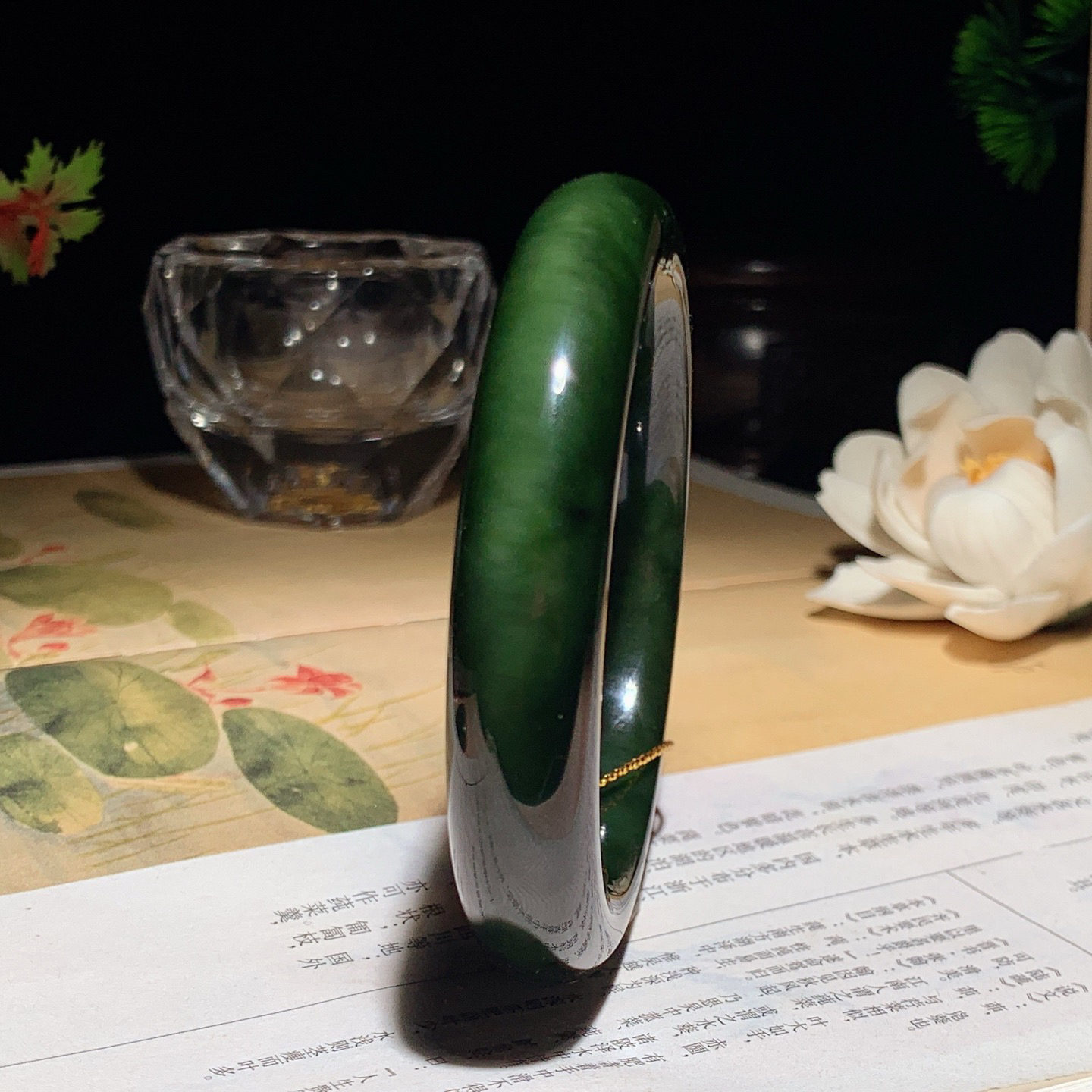 58圈口和田玉菠菜绿俄罗斯碧玉猫眼手镯 58圈口条宽12厚9重56克。玉质细腻油润。手推出油。佩戴高