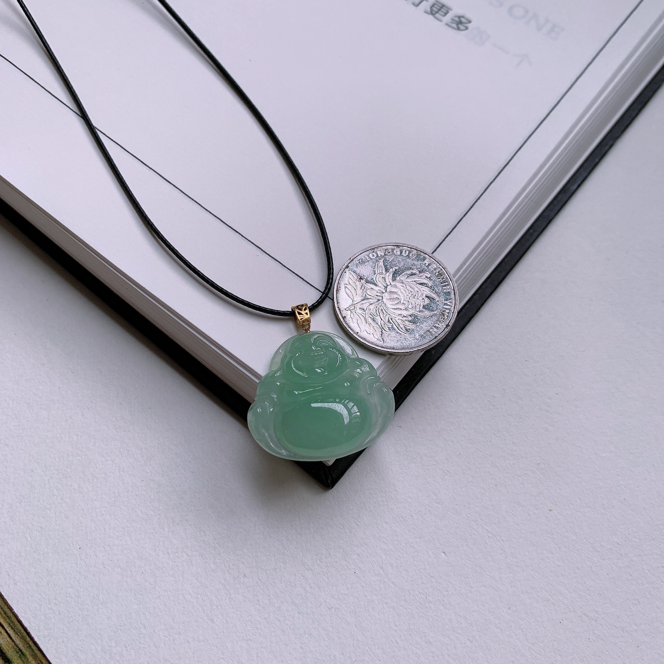 天然A货翡翠18K金镶嵌甜绿大肚佛公吊坠 
尺寸32-28-5.5mm 重量5.89g