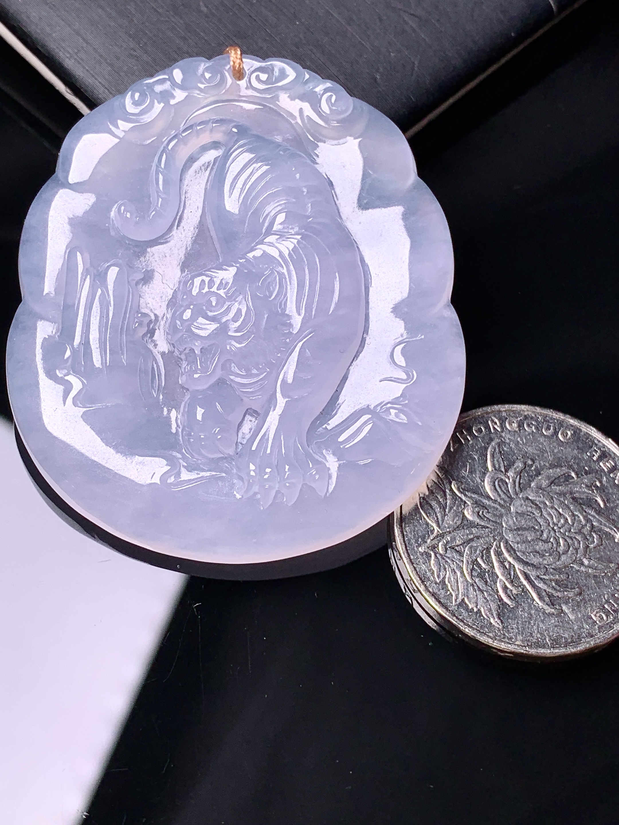 冰种生肖老虎牌吊坠 玉质细腻 色泽艳丽清新 水润亮眼 整体尺寸47.2*41.5*6.2b2