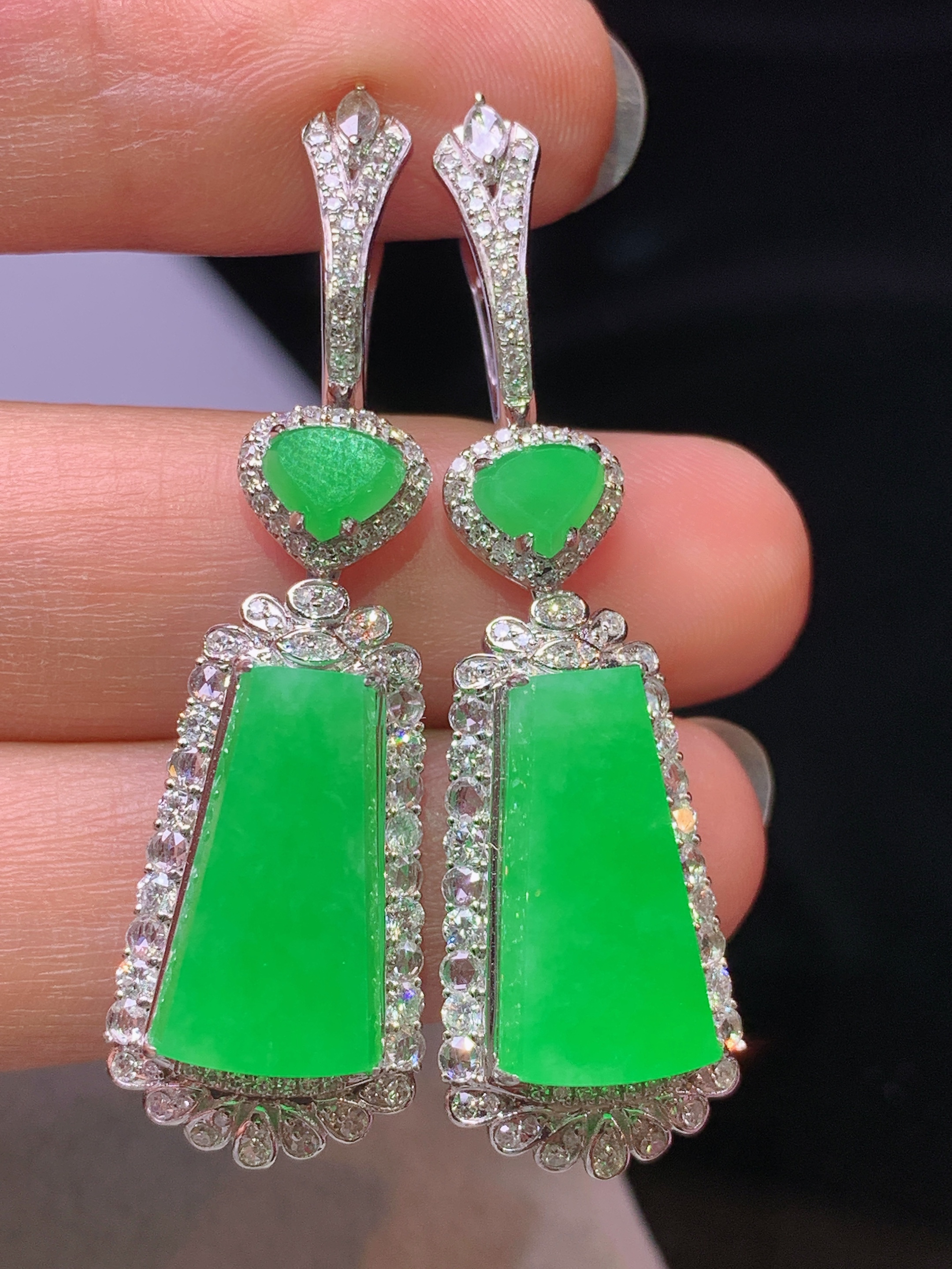 18k金钻镶嵌阳绿无事牌耳坠 玉质细腻 色泽艳丽清新 水润亮眼 整体尺寸43.8*13*8.5h1