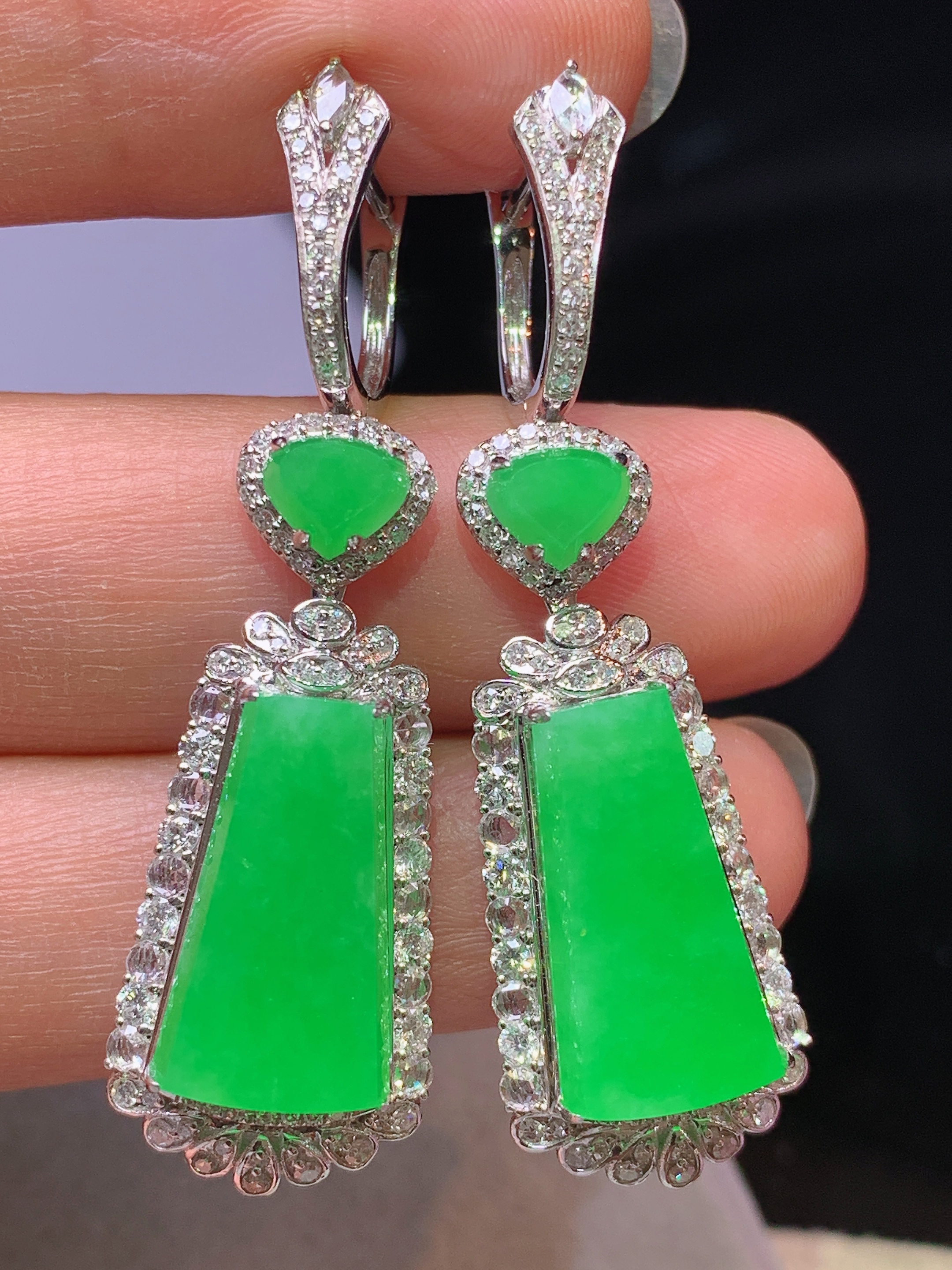 18k金钻镶嵌阳绿无事牌耳坠 玉质细腻 色泽艳丽清新 水润亮眼 整体尺寸43.8*13*8.5h1