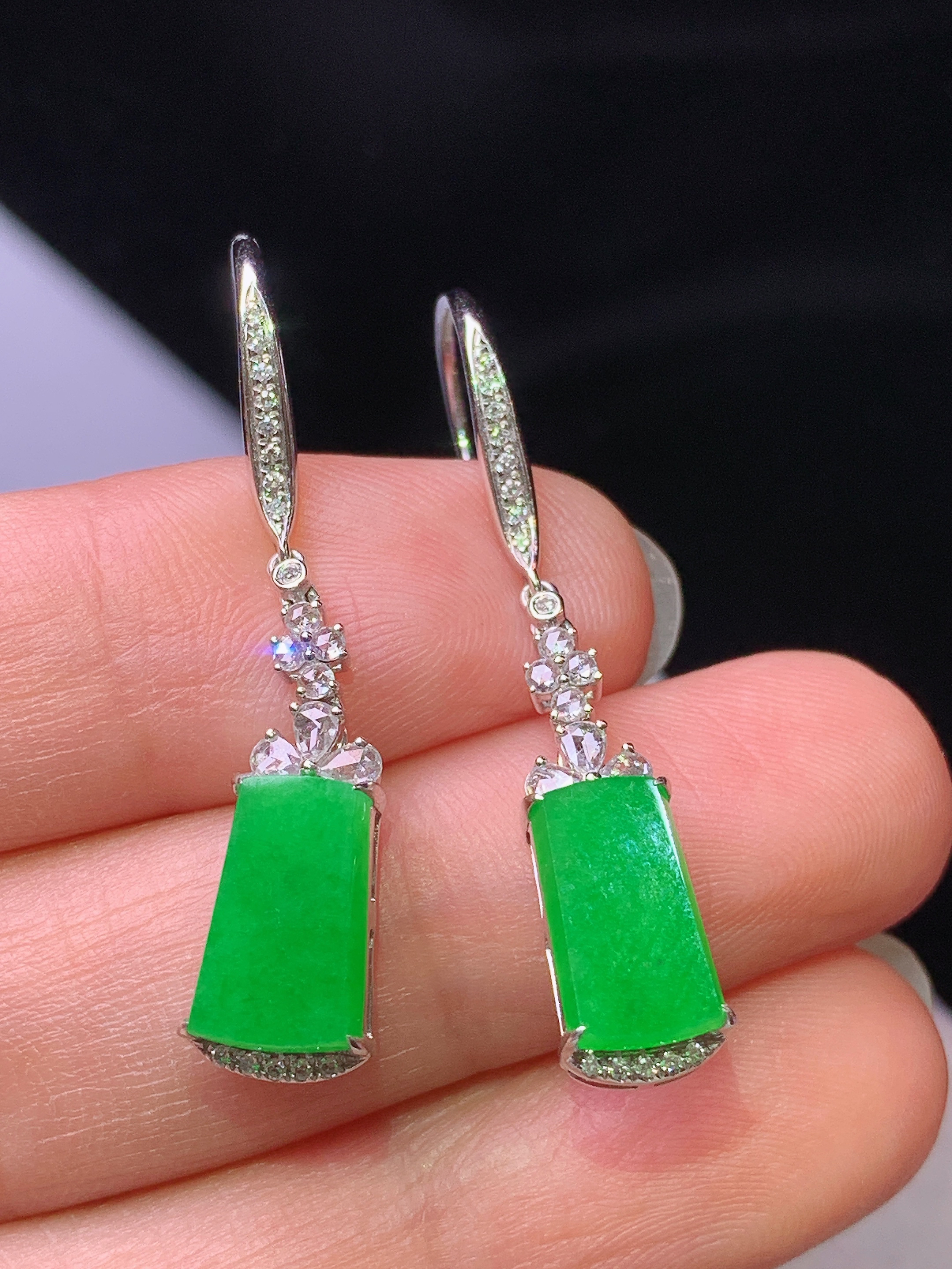 18k金钻镶嵌阳绿无事牌耳坠 玉质细腻 色泽艳丽清新 水润亮眼 整体尺寸36.8*6.3*4.2x9