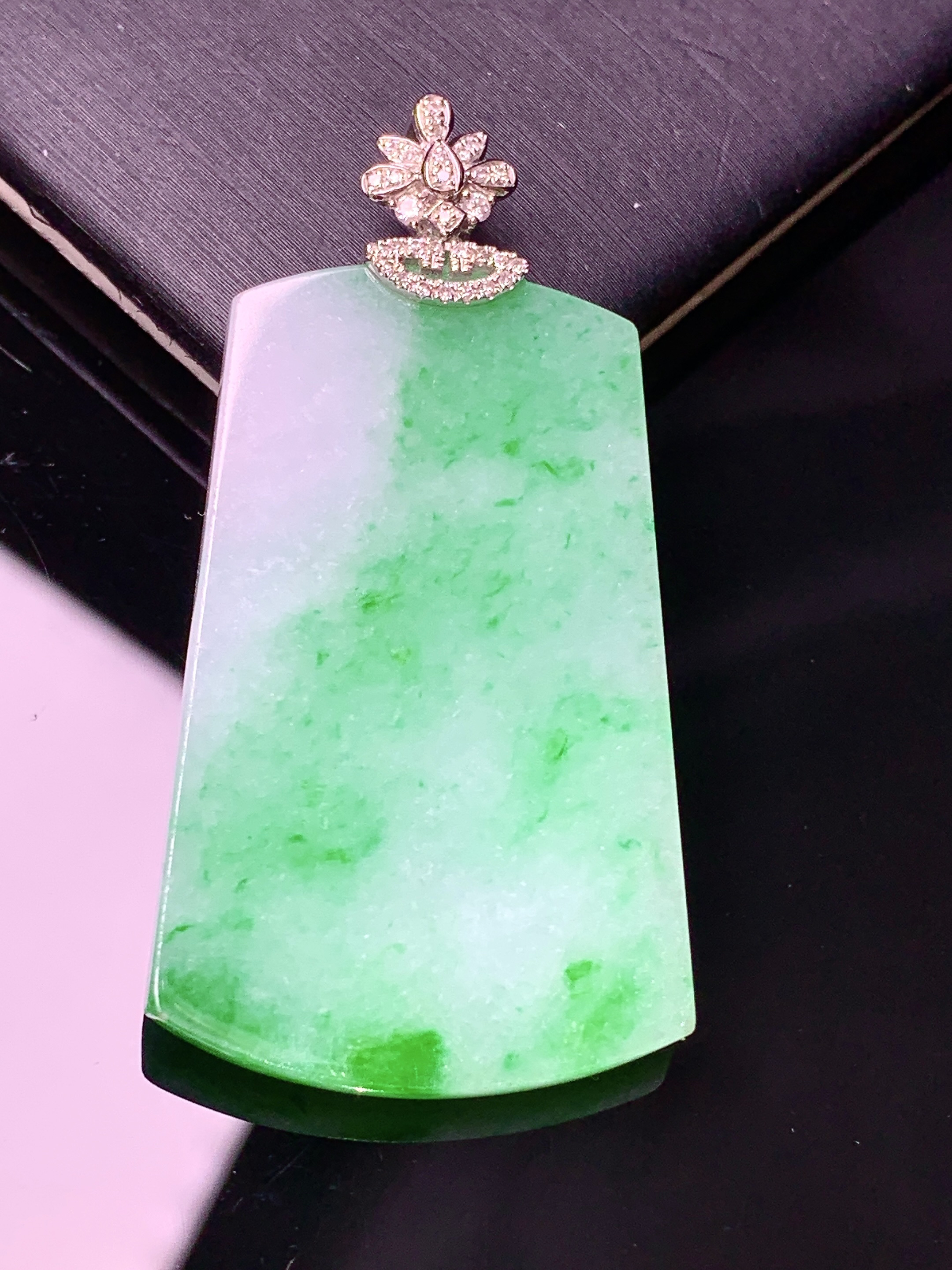 18k金钻镶嵌飘阳绿无事牌吊坠 玉质细腻 色泽艳丽清新 水润亮眼 整体尺寸47.5*24.5*3.7