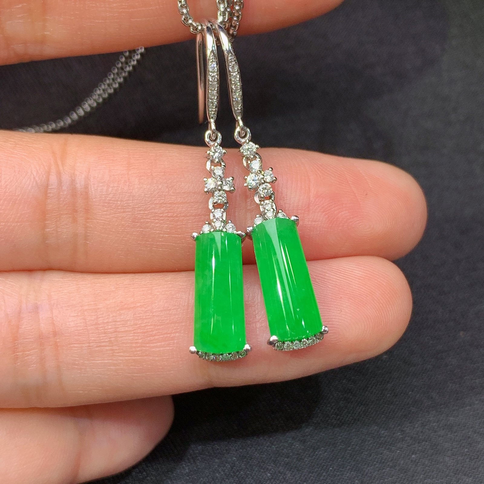 冰阳绿无事牌耳坠，18k金镶嵌，简约时尚，冰润色阳，种水足，Xj 尺寸12.3*4.9*2